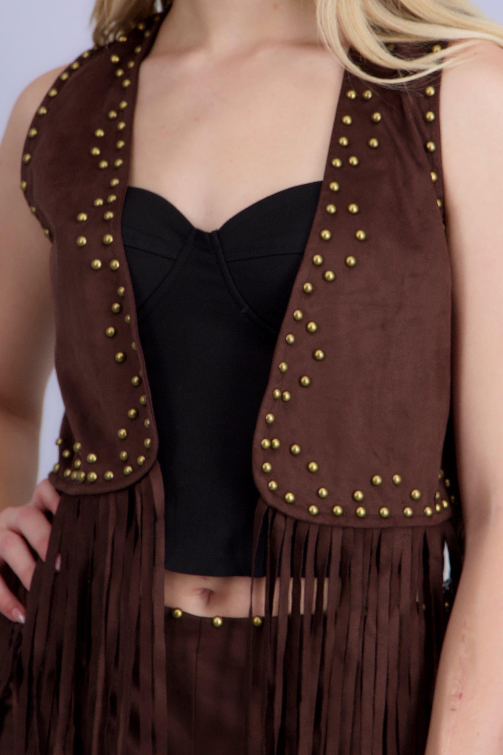 Chaleco gamuza estoperoles con flecos CHOCOLATE