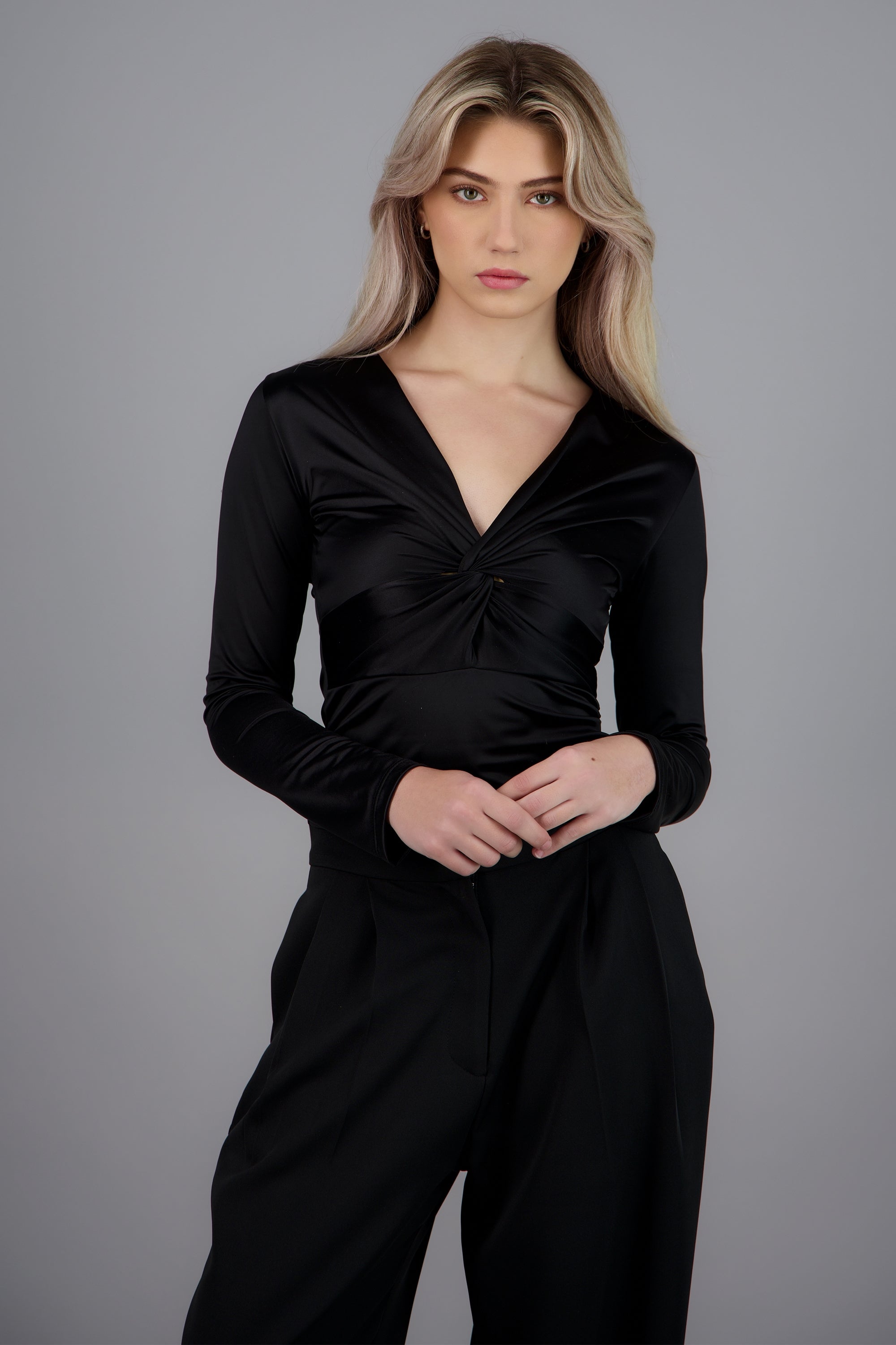 Top manga larga detalle nudo NEGRO