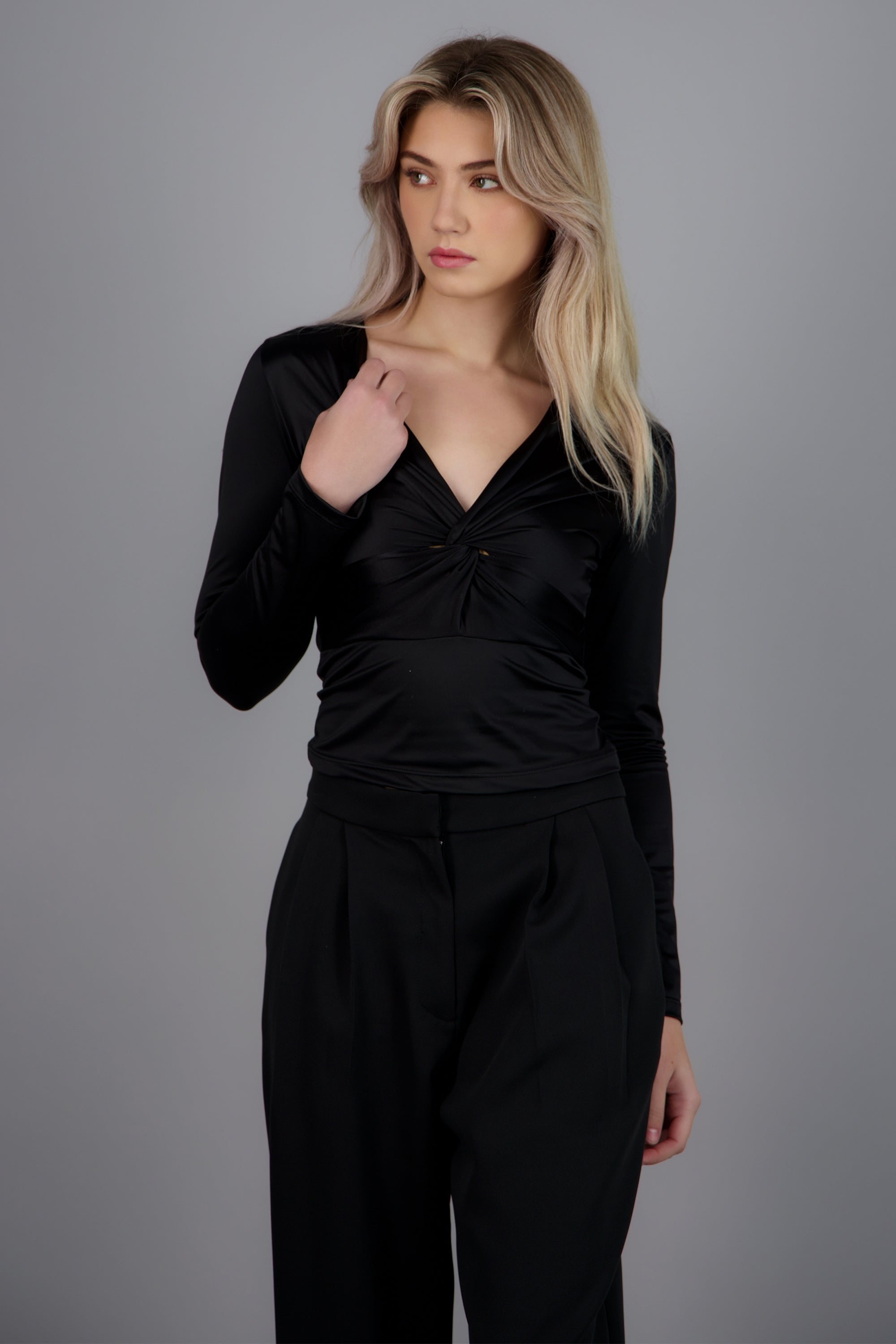 Top manga larga detalle nudo NEGRO