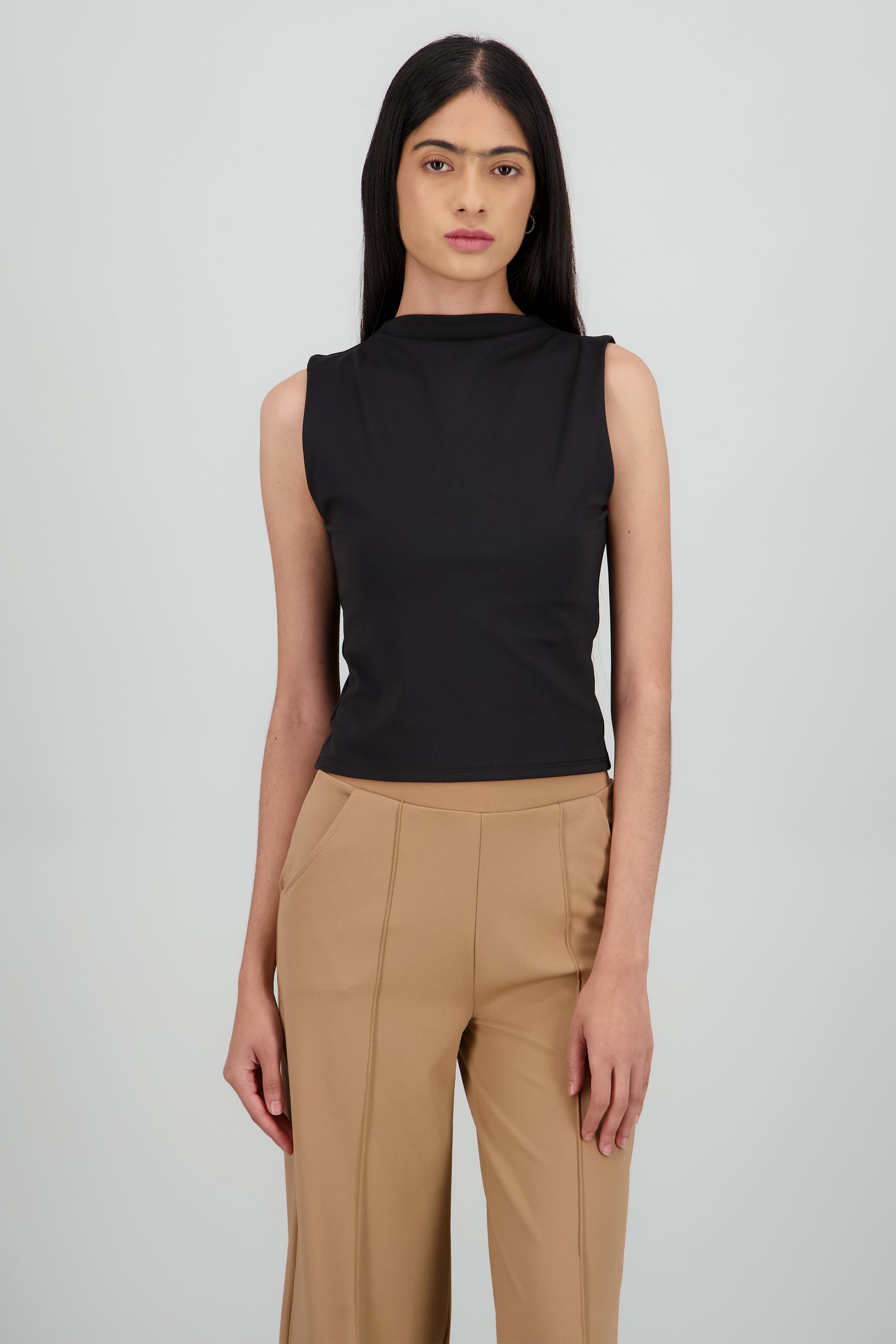 Top sin mangas detalle cuello NEGRO