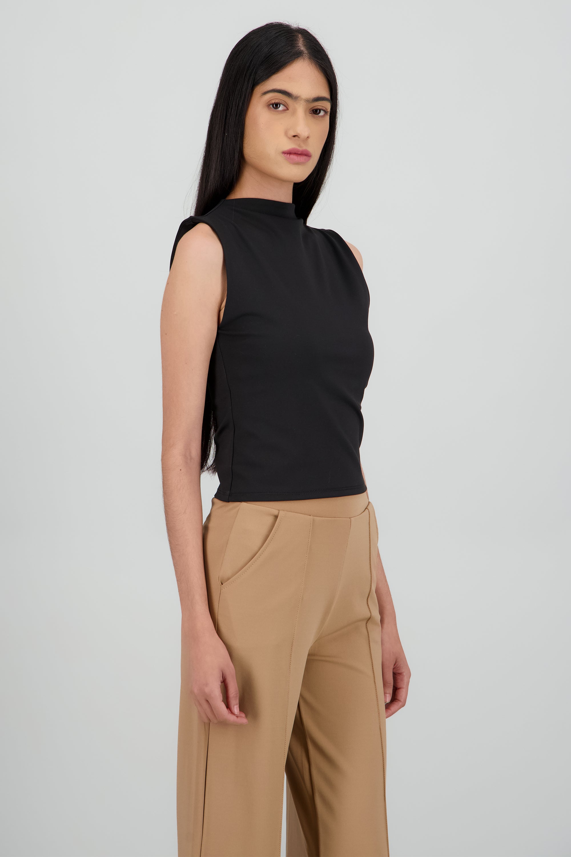 Top sin mangas detalle cuello NEGRO