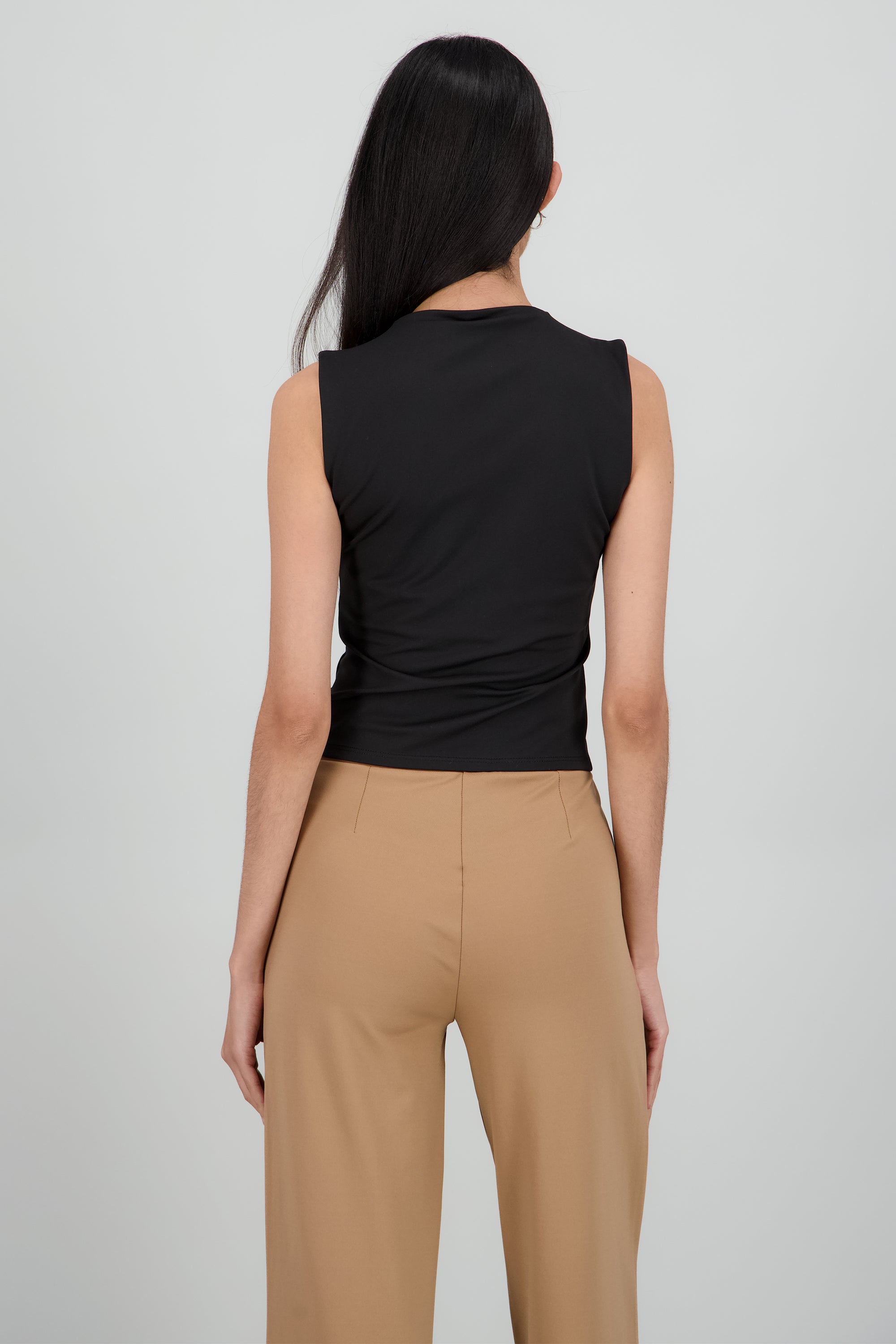 Top sin mangas detalle cuello NEGRO