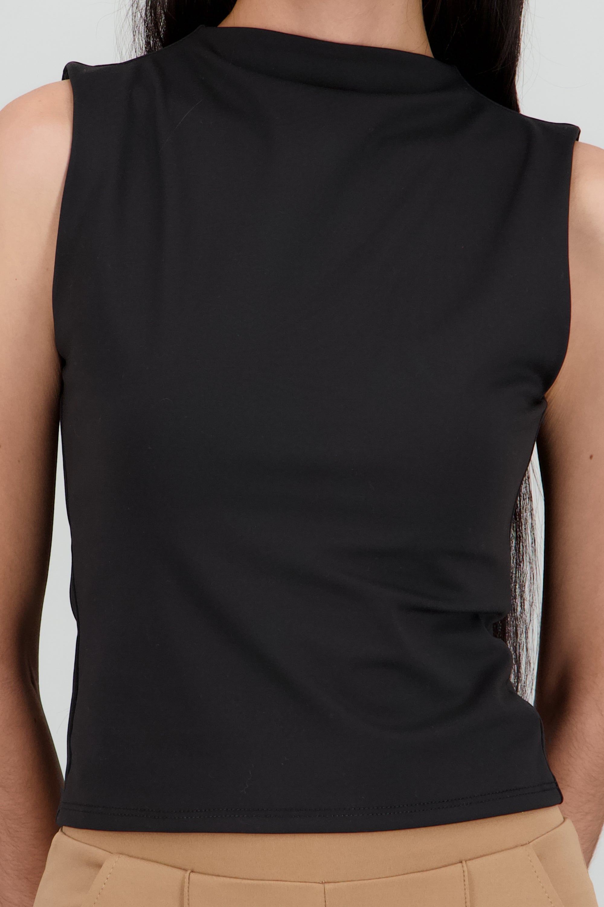 Top sin mangas detalle cuello NEGRO