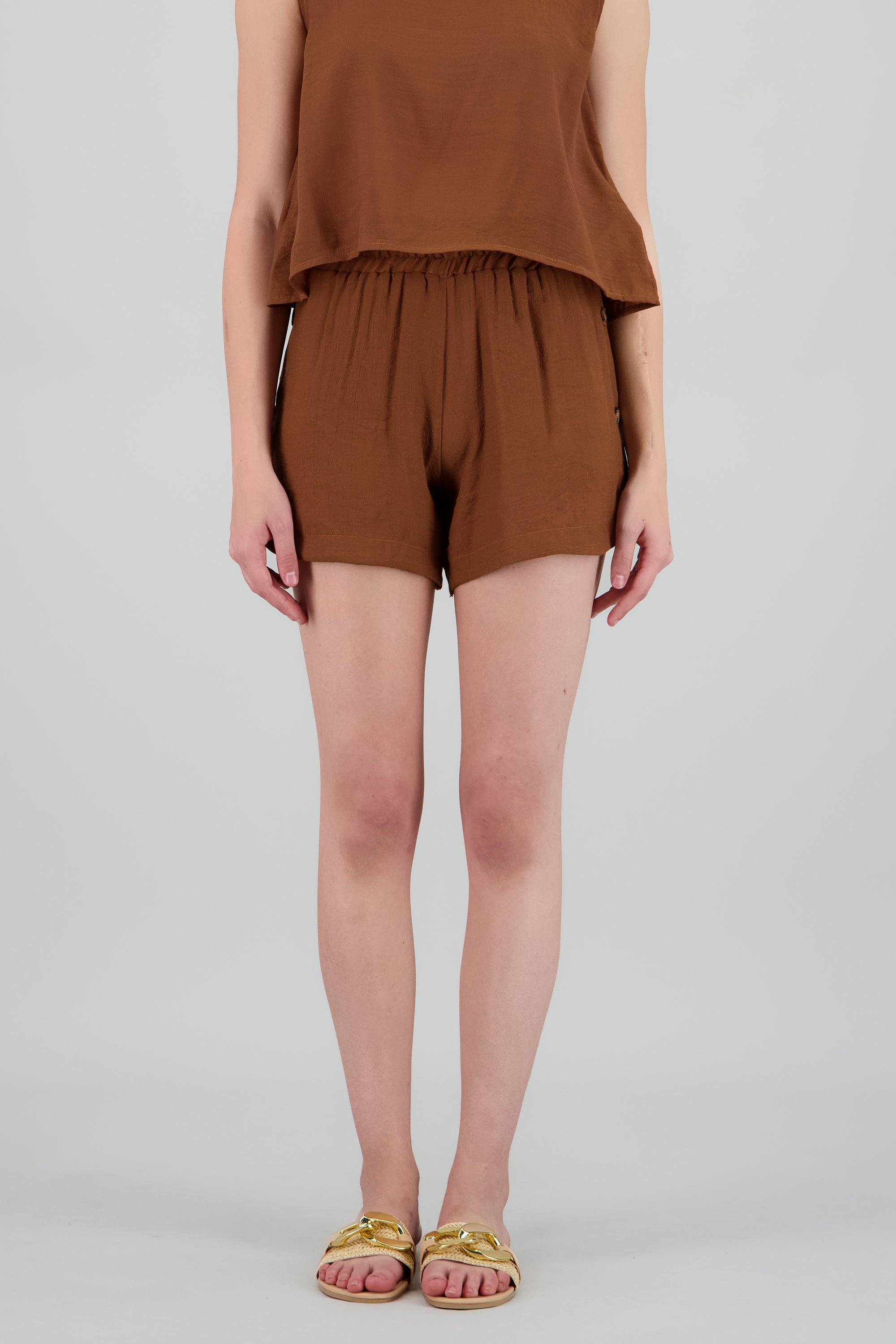 Short resorte botones costados CAFE