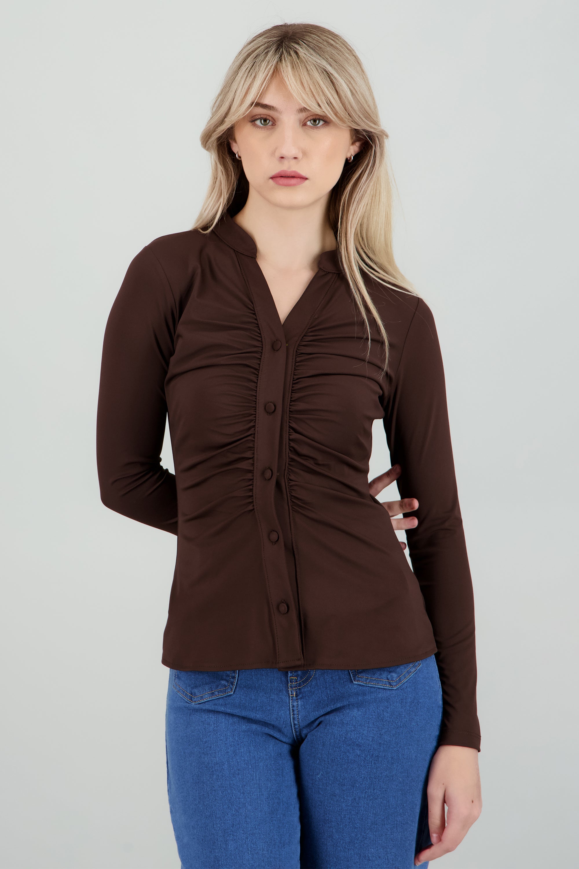 Blusa manga larga frunce botonadura CHOCOLATE