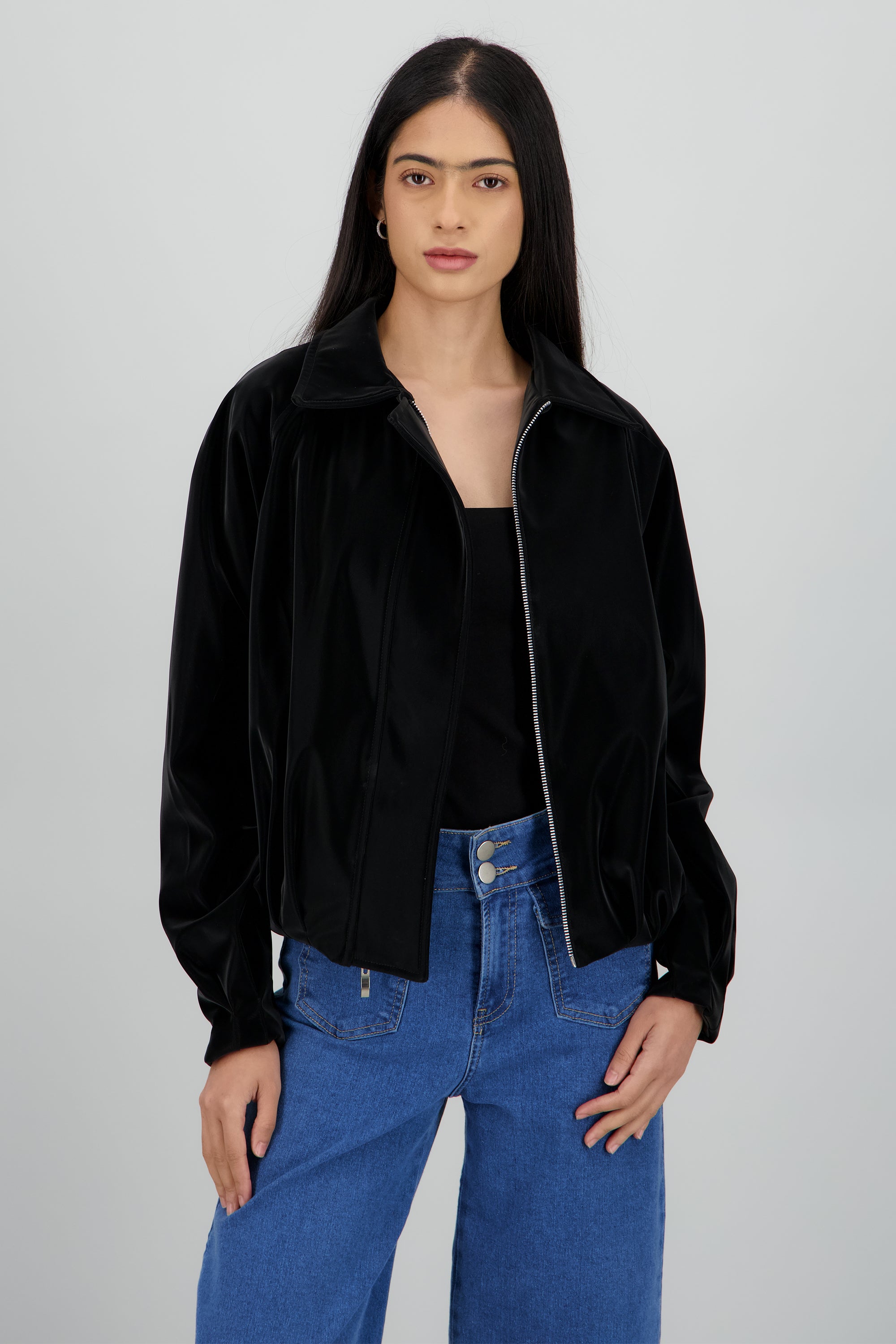 Chamarra bomber con cortes tacto peach NEGRO