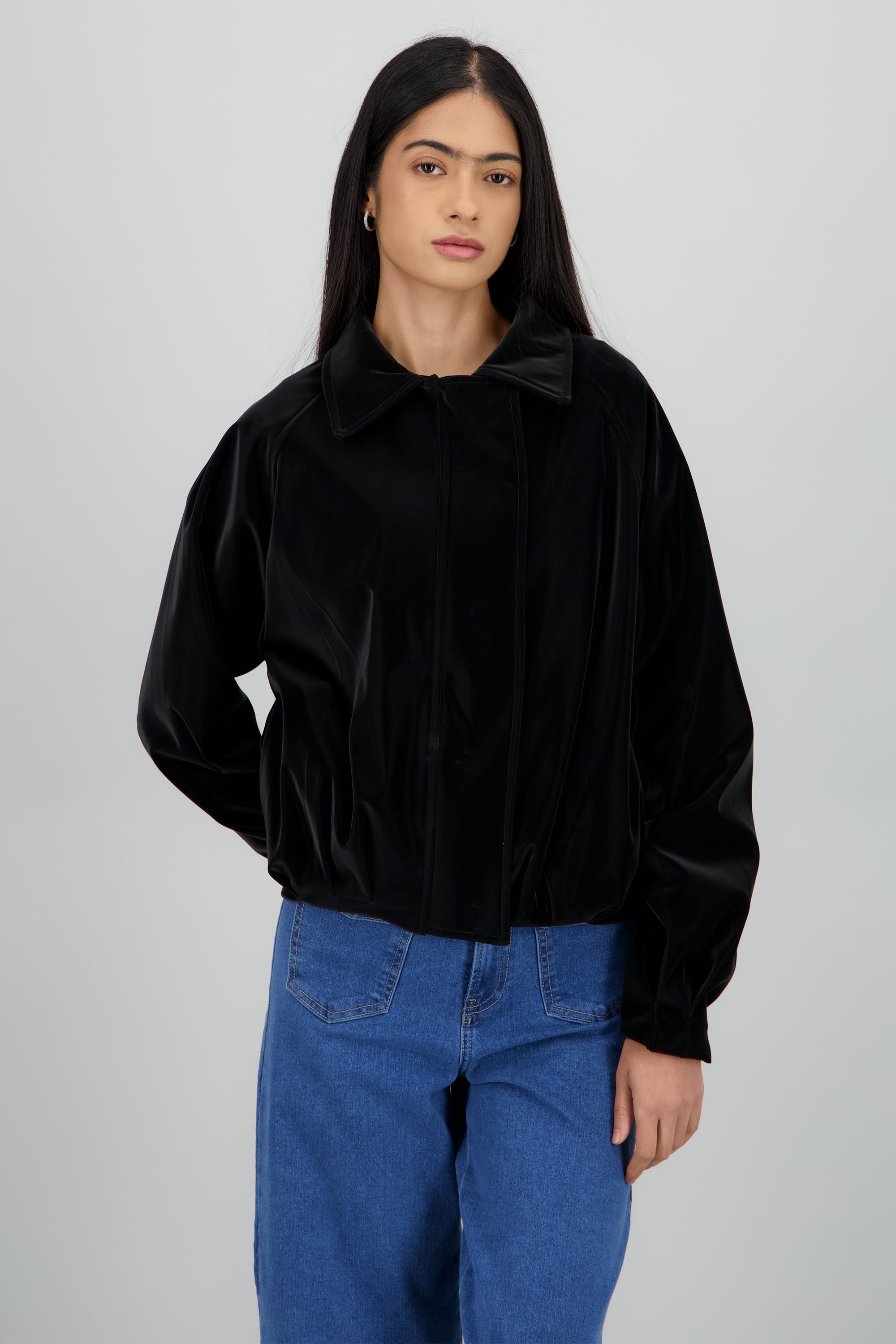 Chamarra bomber con cortes tacto peach NEGRO