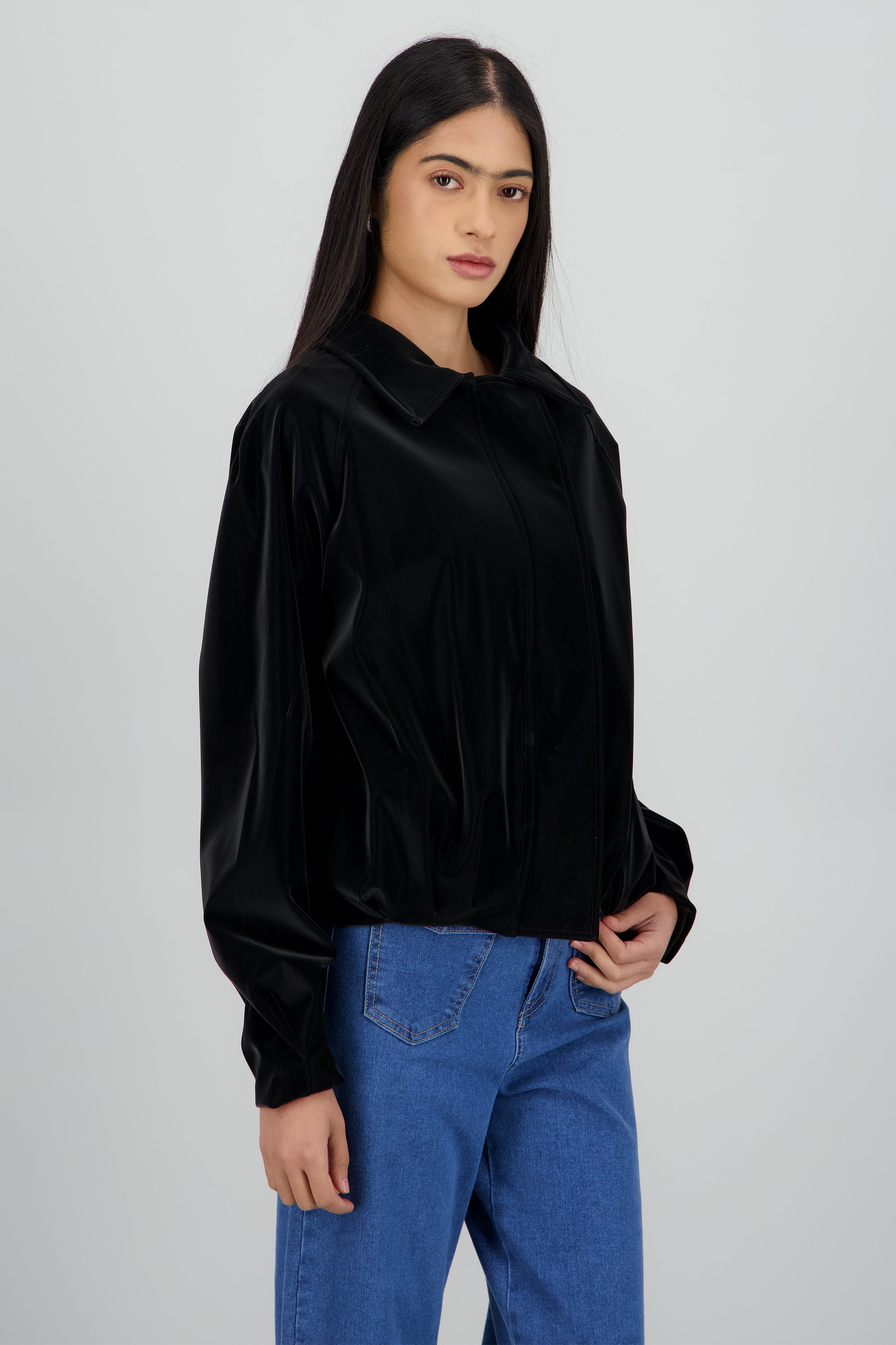 Chamarra bomber con cortes tacto peach NEGRO