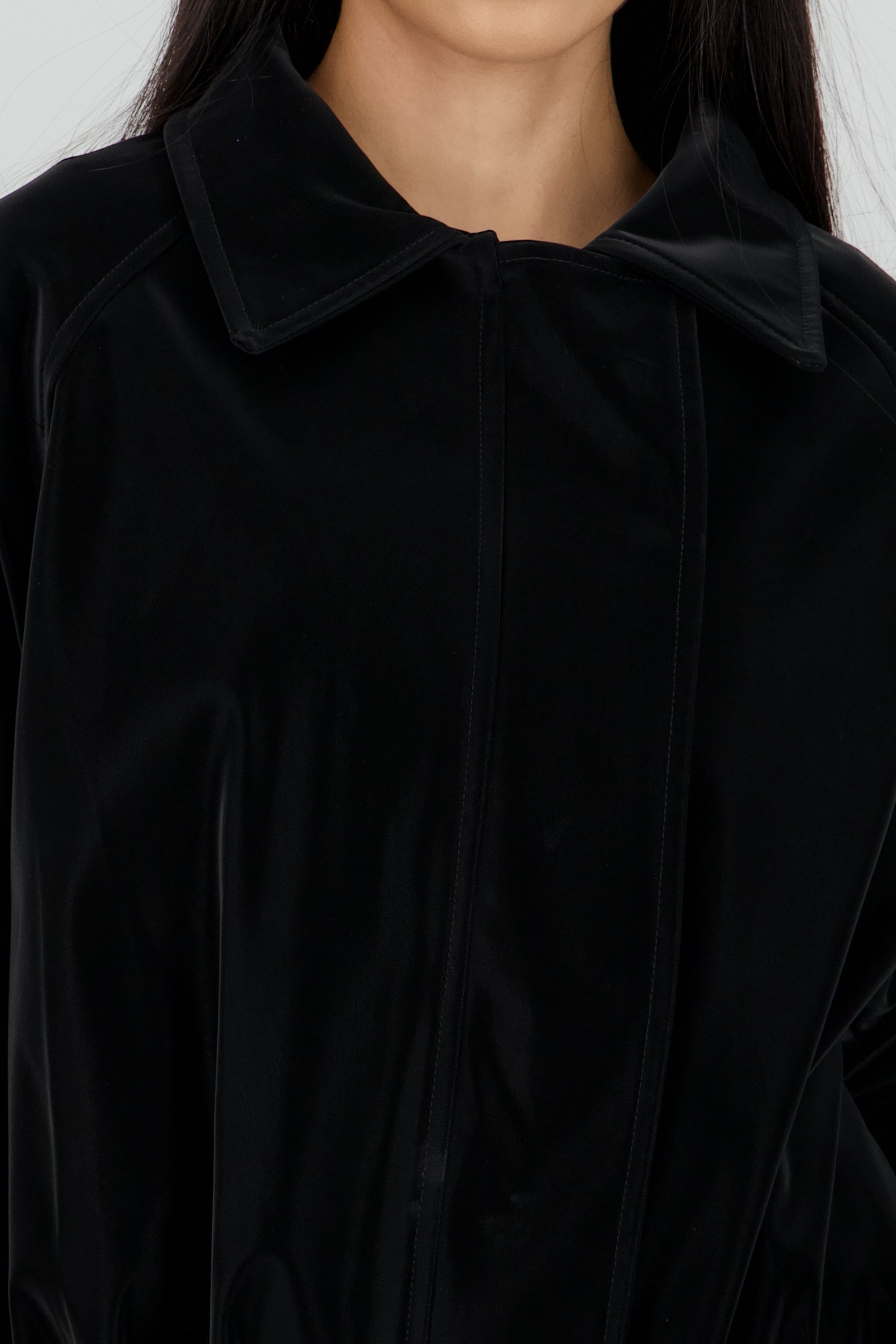 Chamarra bomber con cortes tacto peach NEGRO