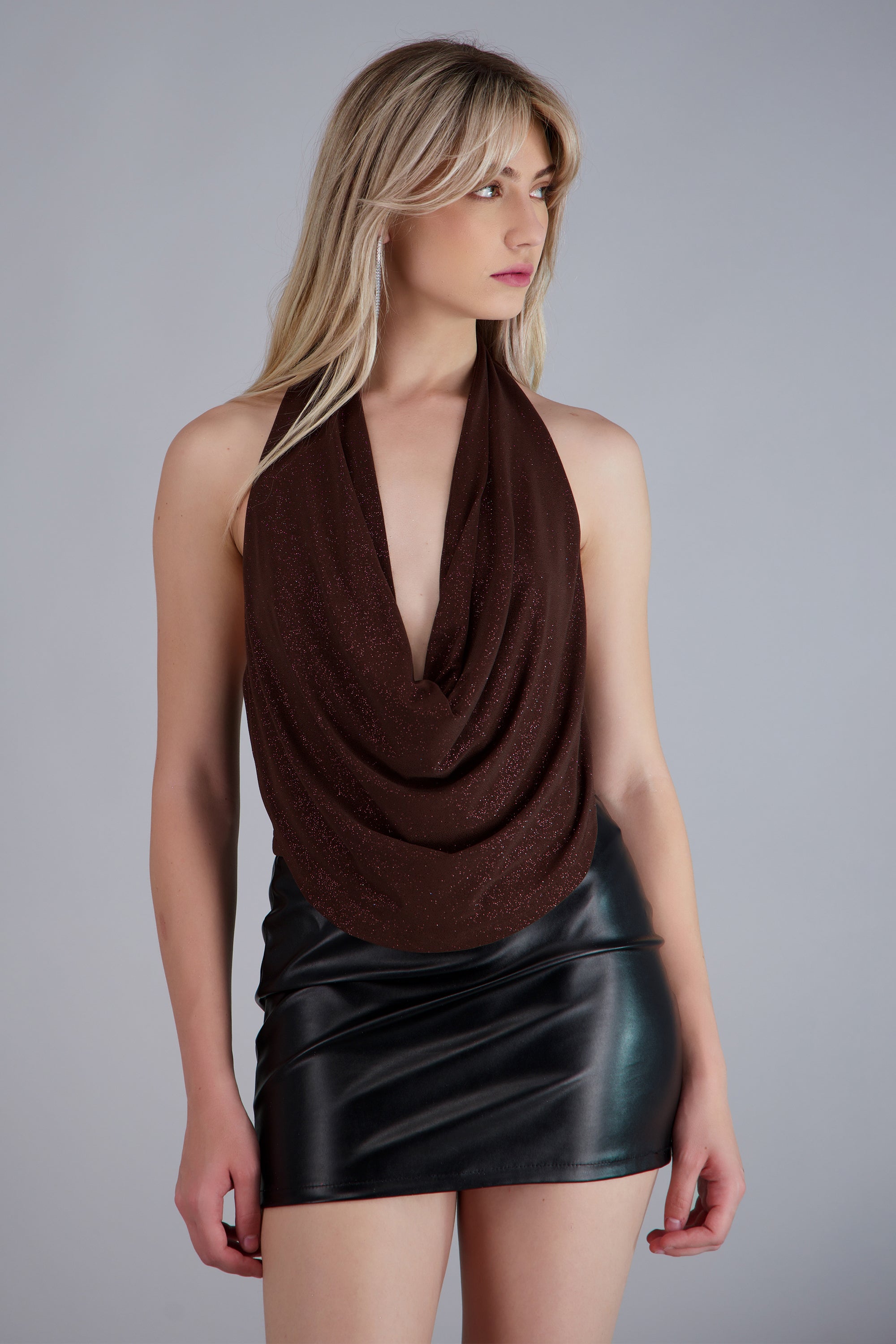 Top cuello cascada detalle brillos CHOCOLATE