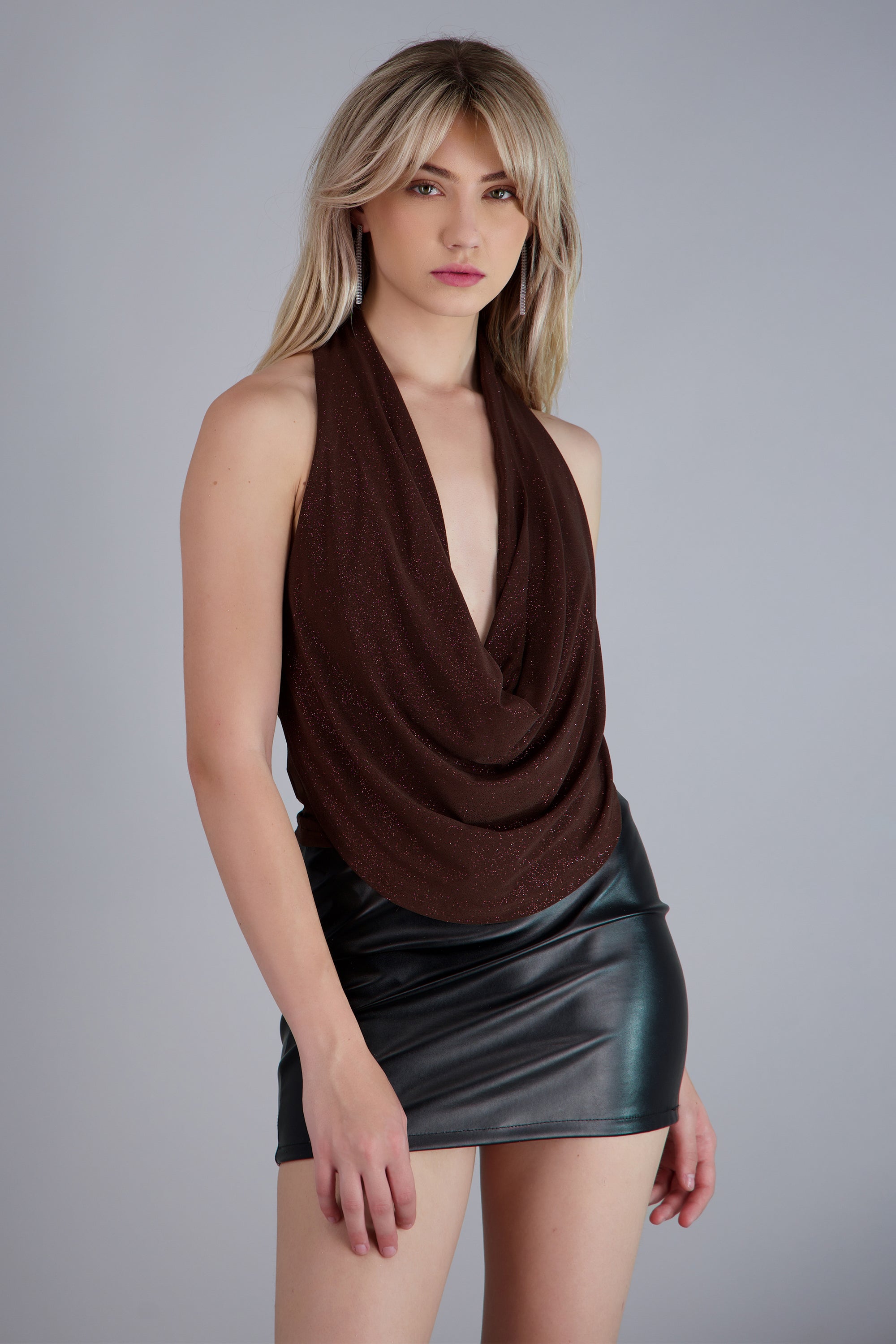 Top cuello cascada detalle brillos CHOCOLATE
