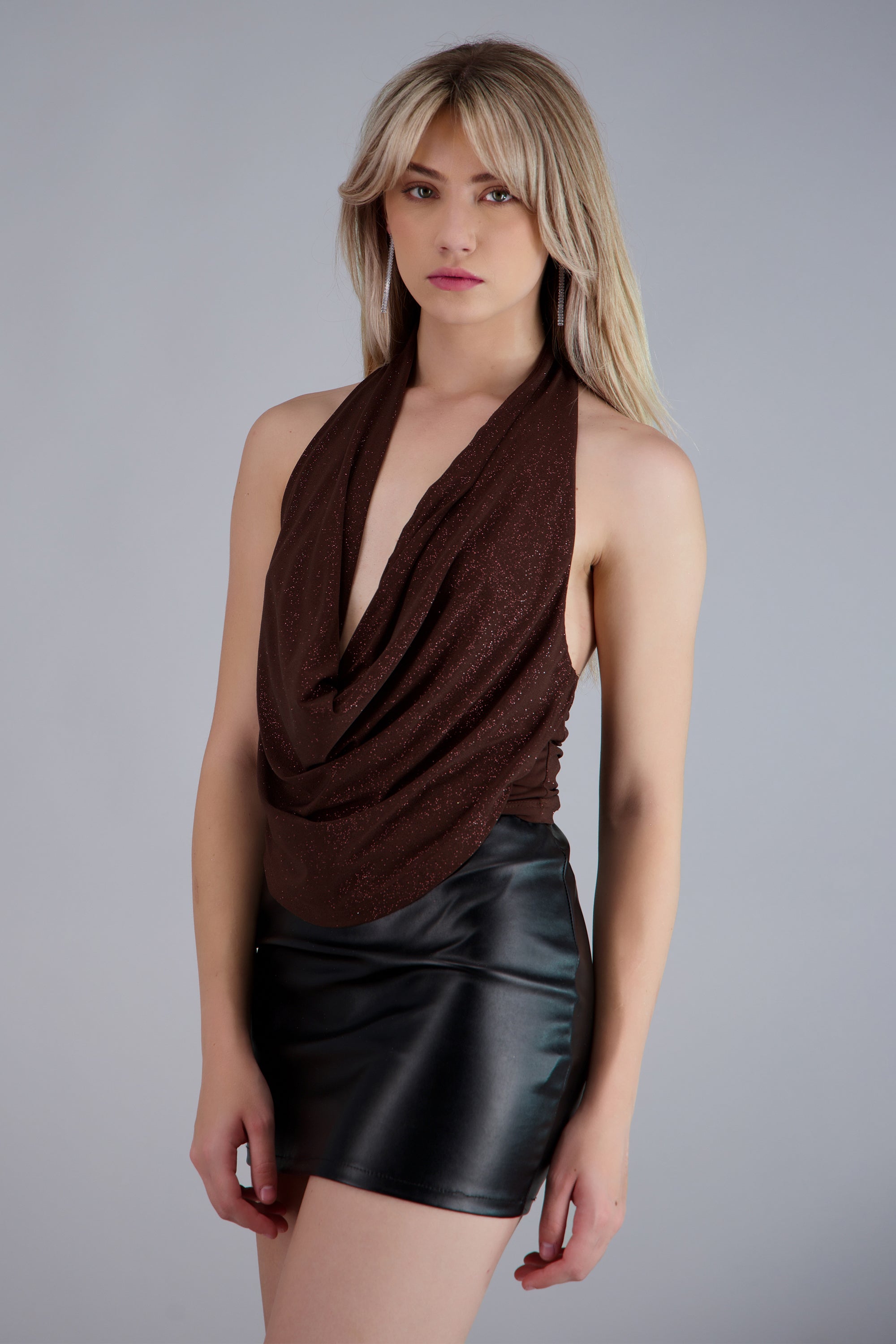 Top cuello cascada detalle brillos CHOCOLATE