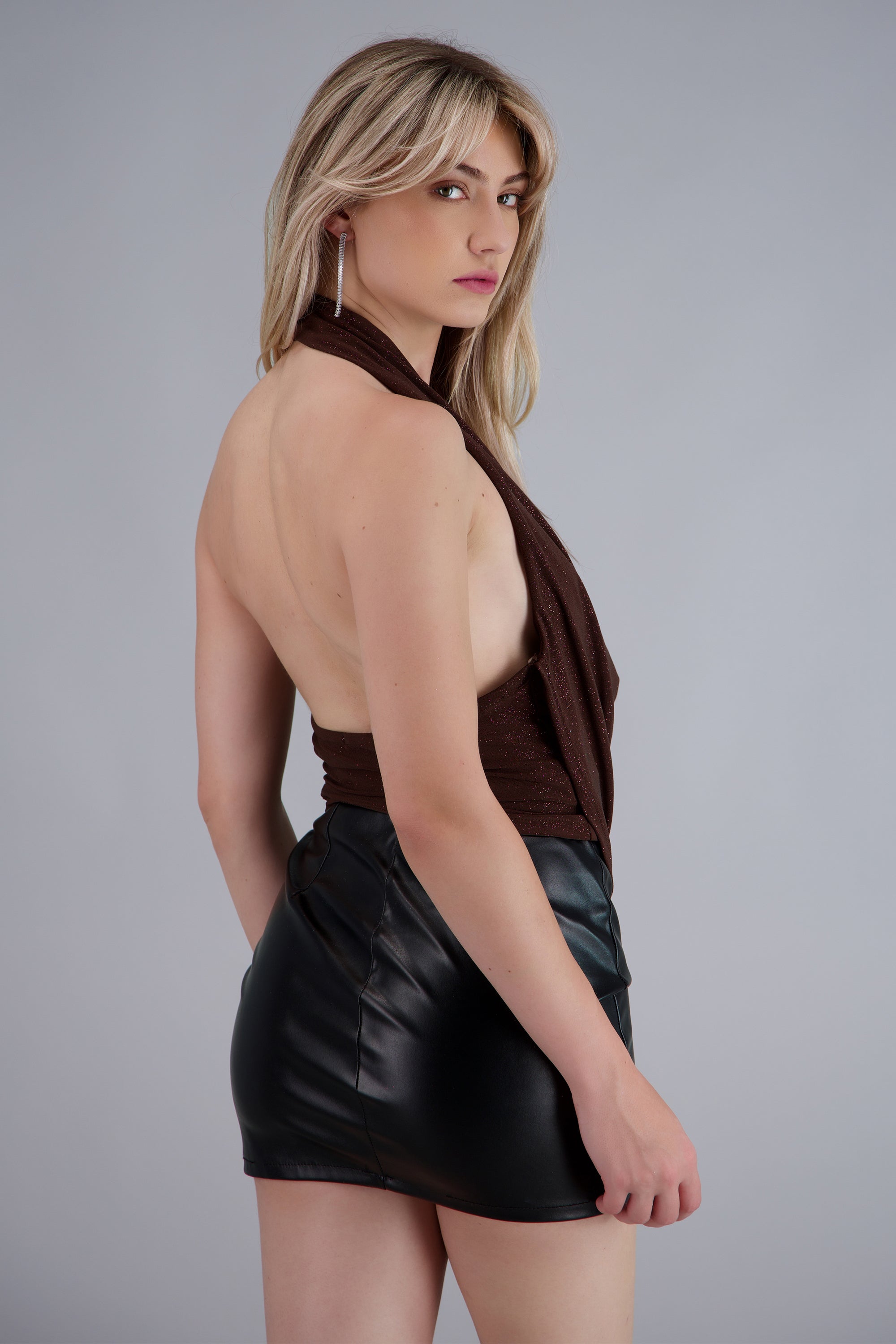 Top cuello cascada detalle brillos CHOCOLATE