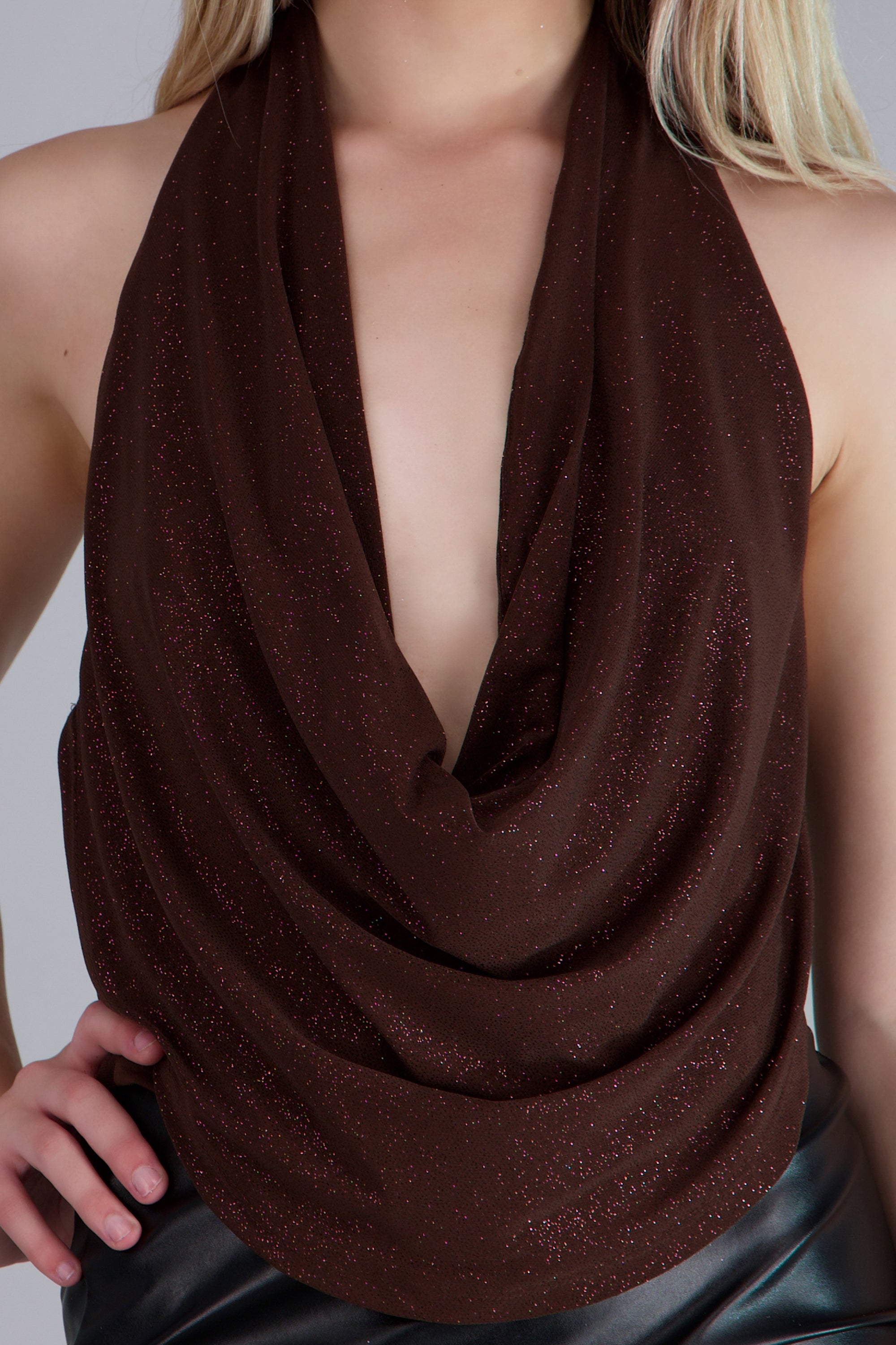 Top cuello cascada detalle brillos CHOCOLATE