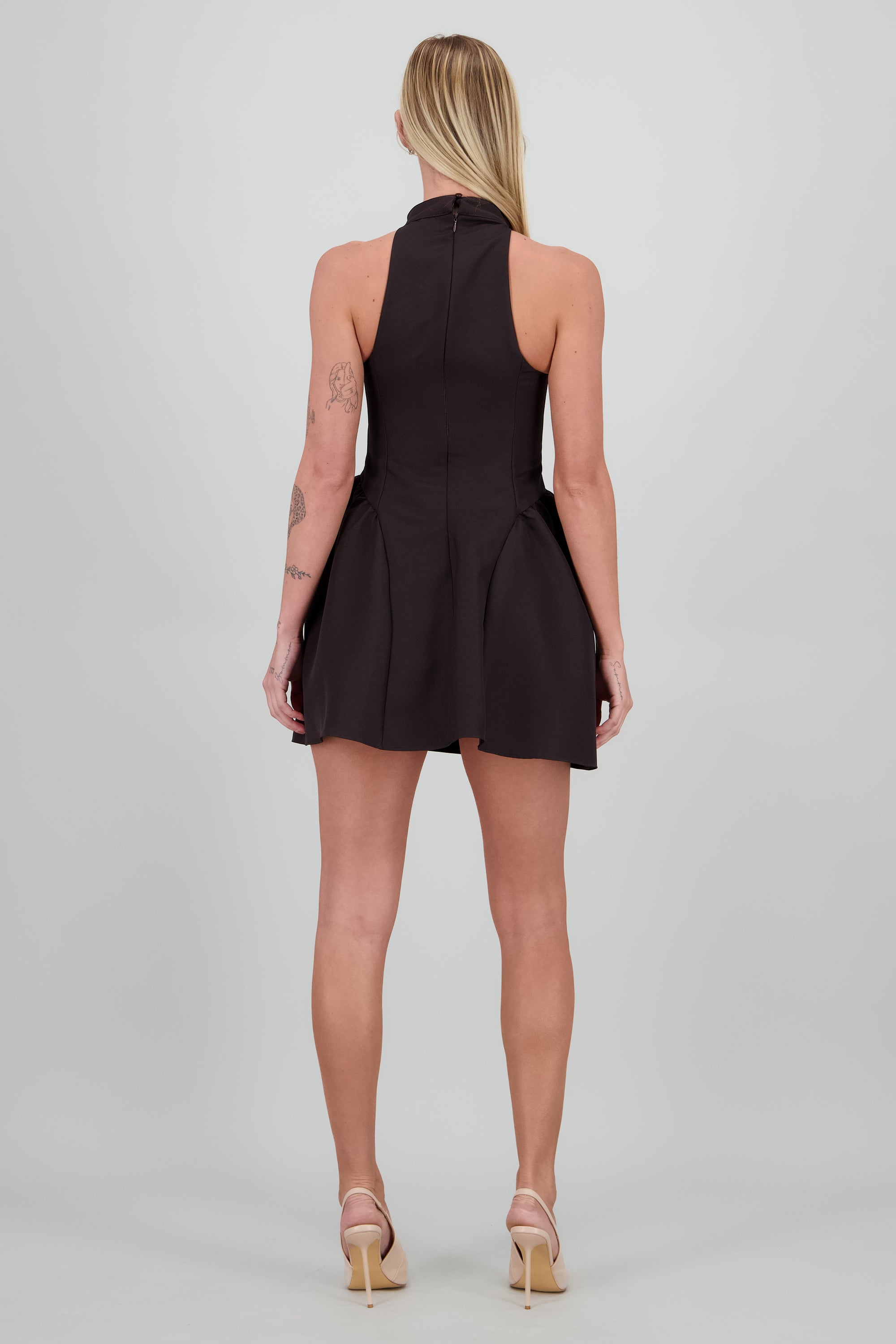 Vestido mini sin mangas cuello alto volumen CHOCOLATE