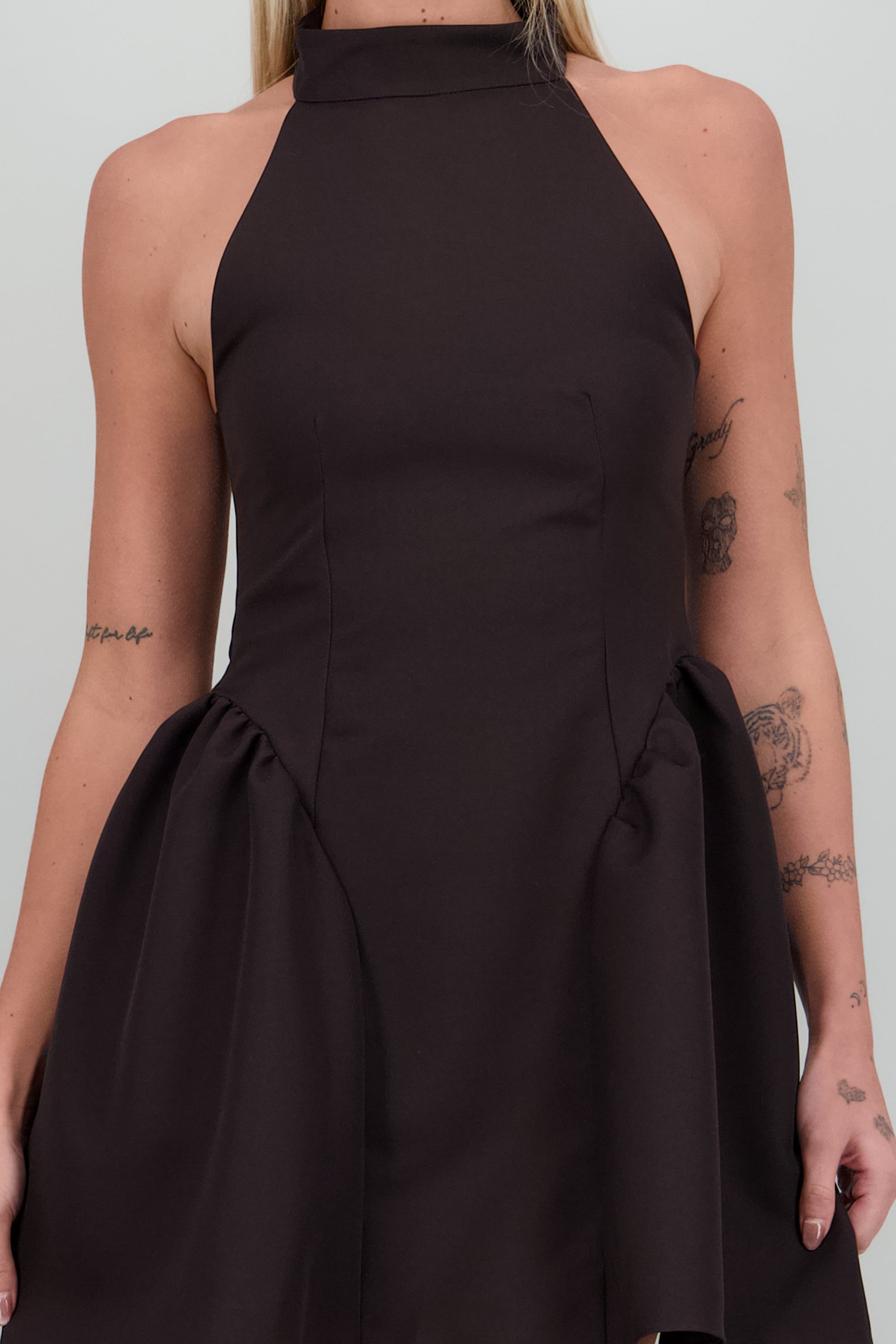 Vestido mini sin mangas cuello alto volumen CHOCOLATE