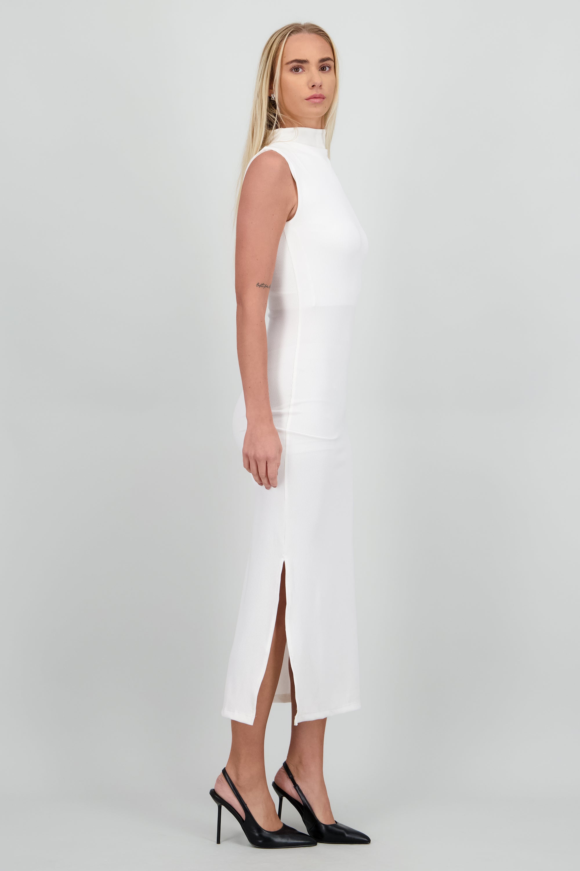 Vestido midi sin manga detalle cuello HUESO