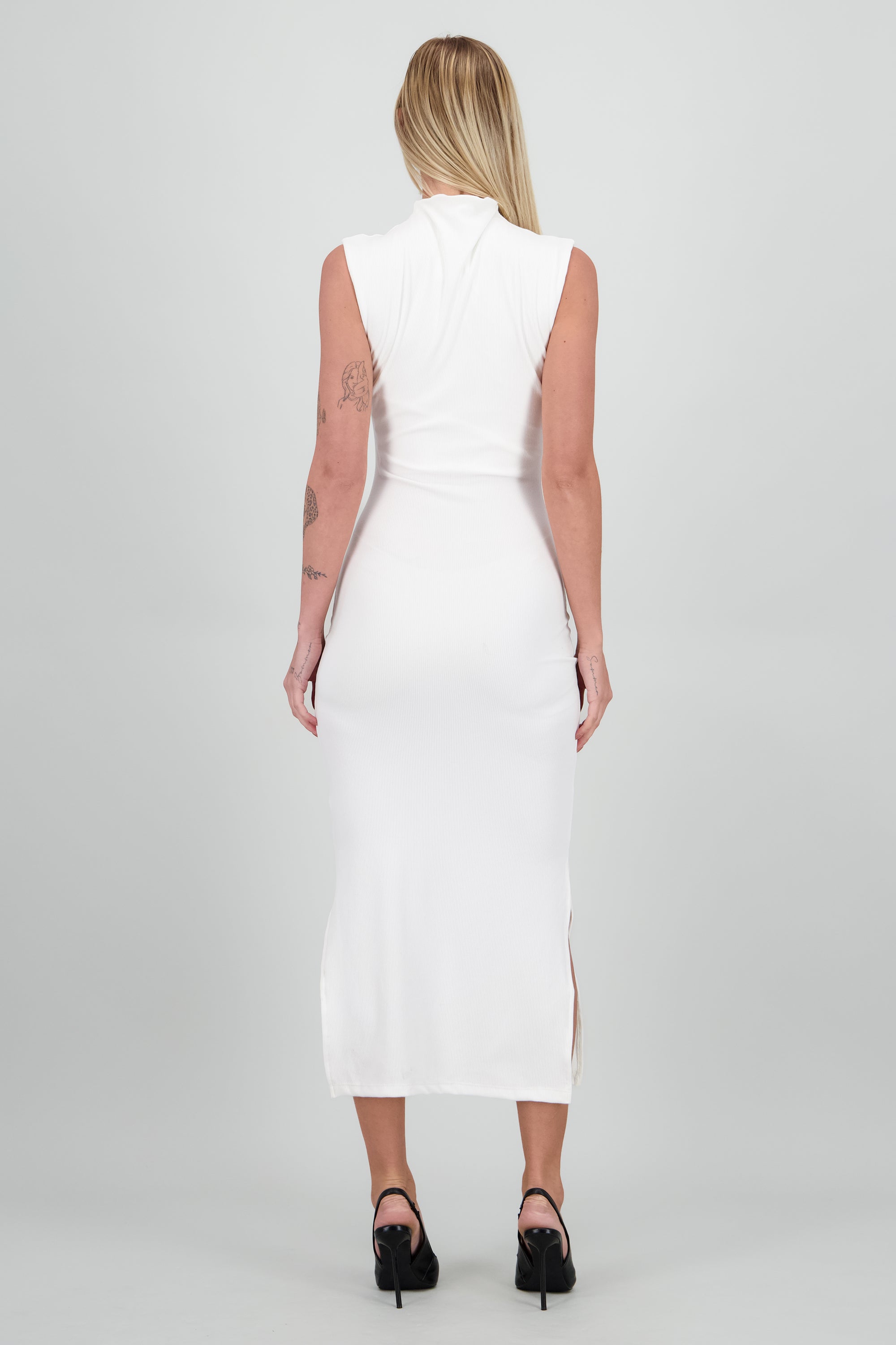 Vestido midi sin manga detalle cuello HUESO