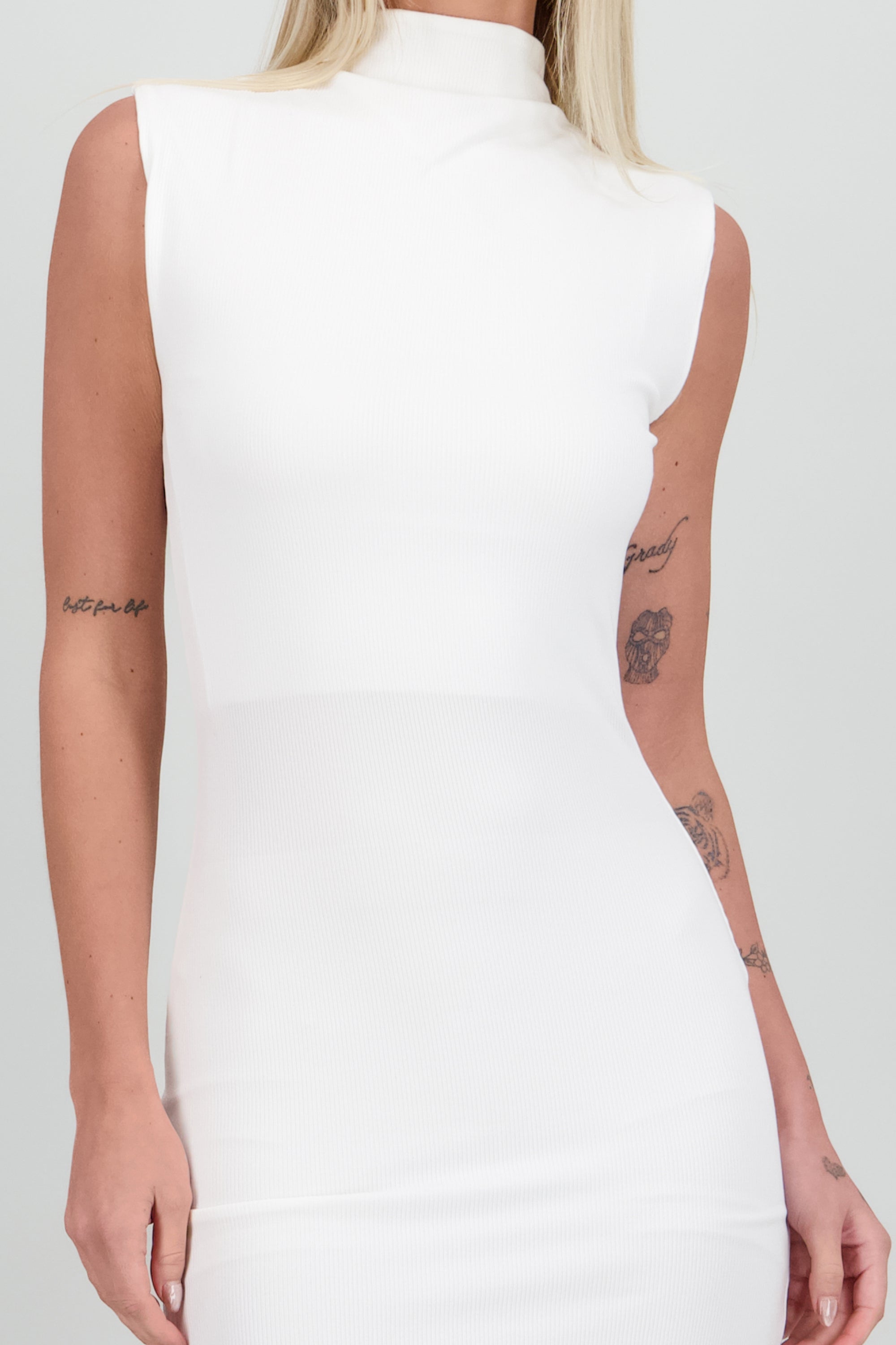 Vestido midi sin manga detalle cuello HUESO