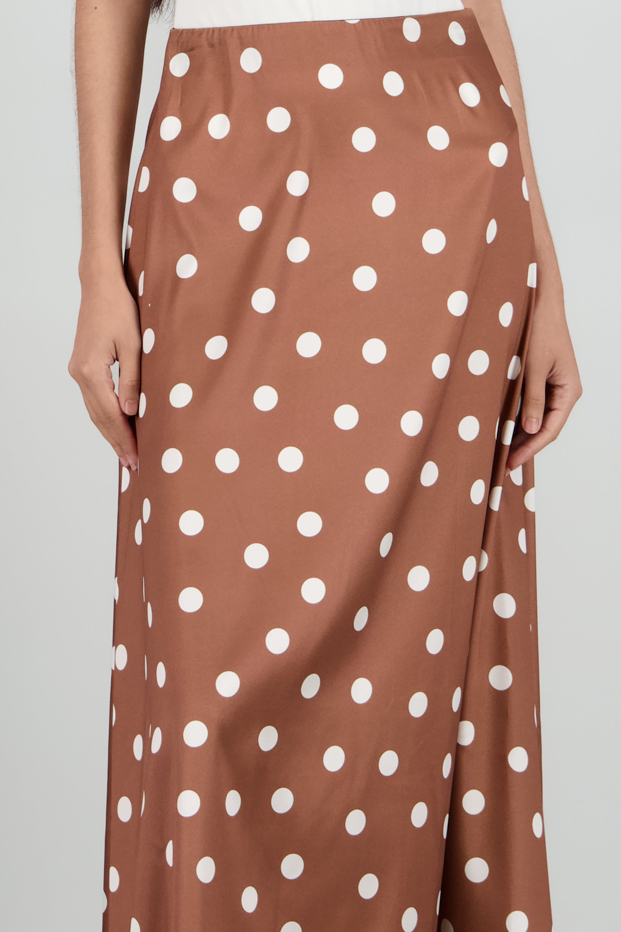 Falda maxi satinada polka dots CAFE COMBO