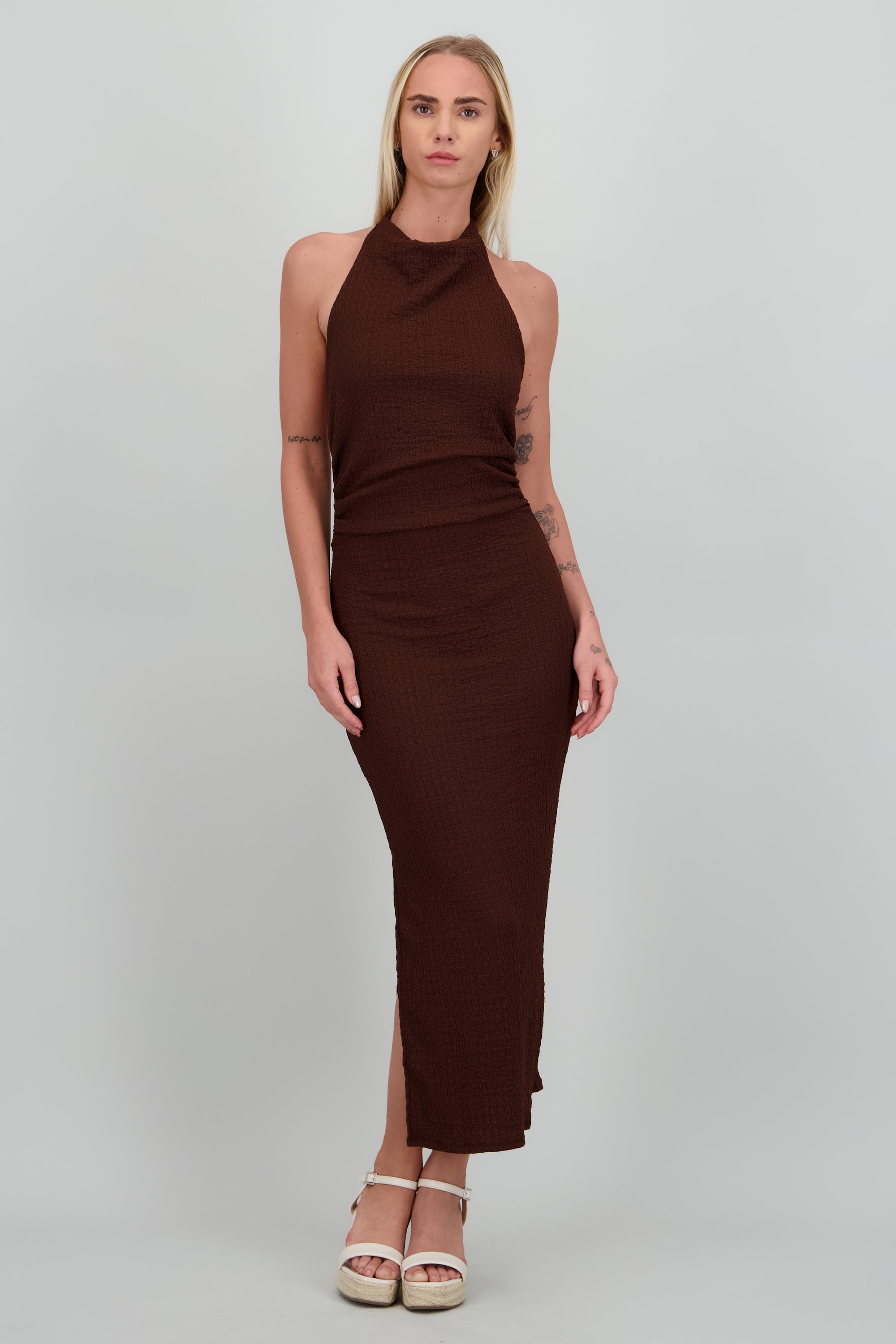 Vestido maxi halter con textura CHOCOLATE