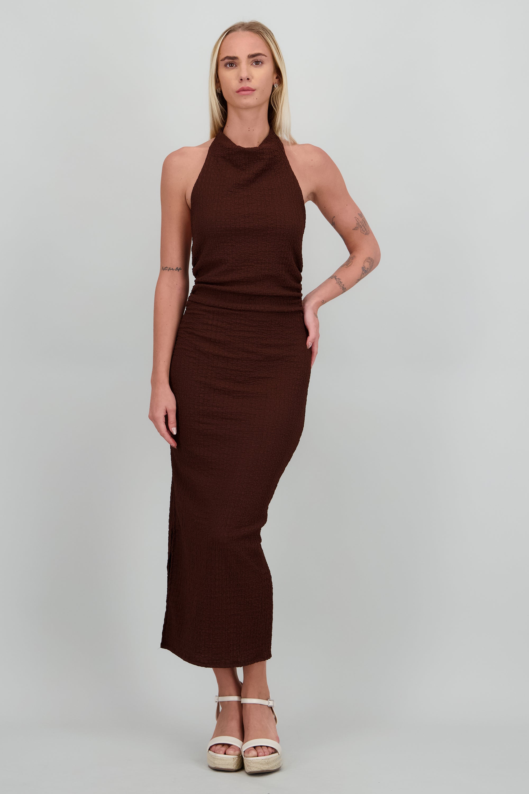 Vestido maxi halter con textura CHOCOLATE
