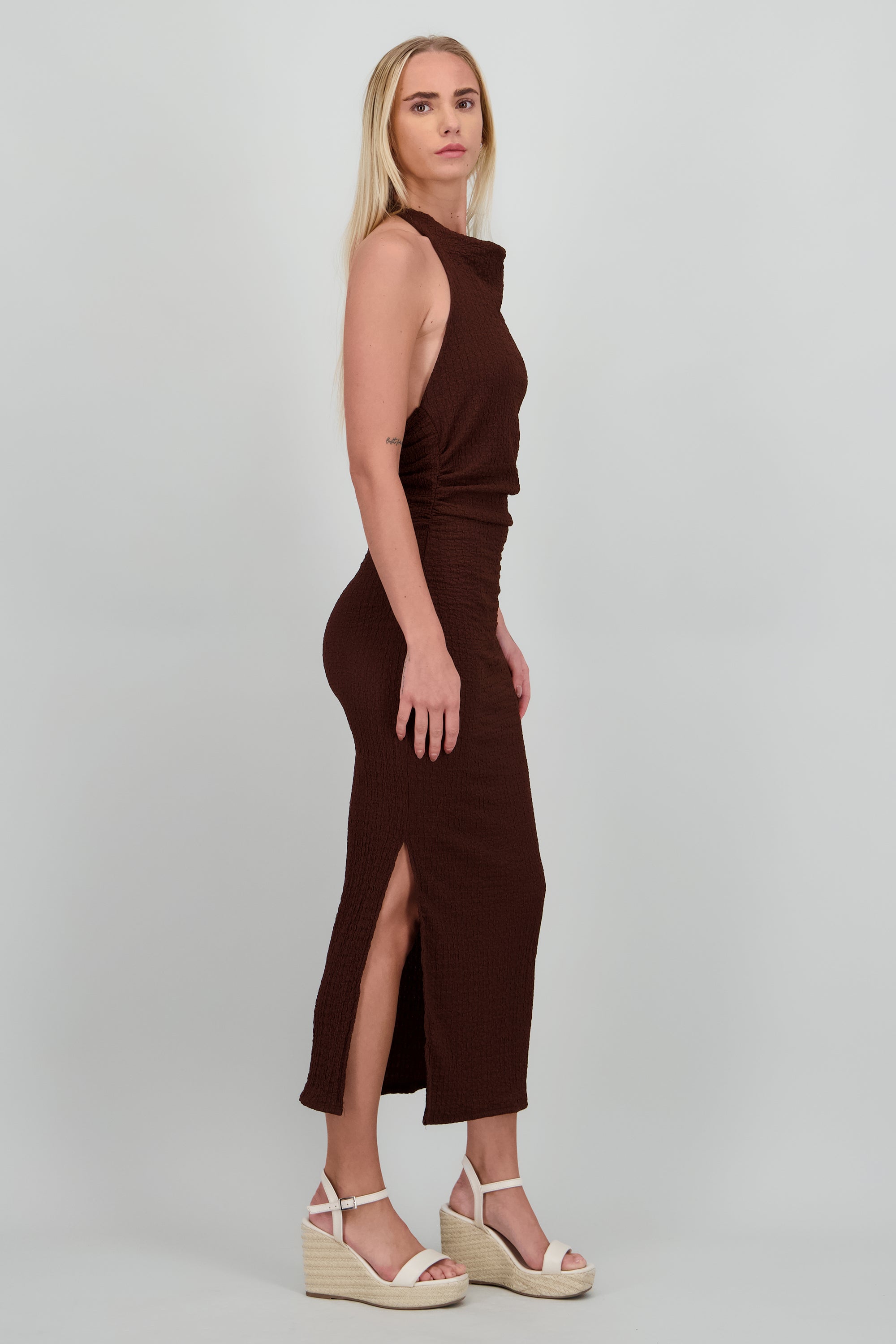 Vestido maxi halter con textura CHOCOLATE