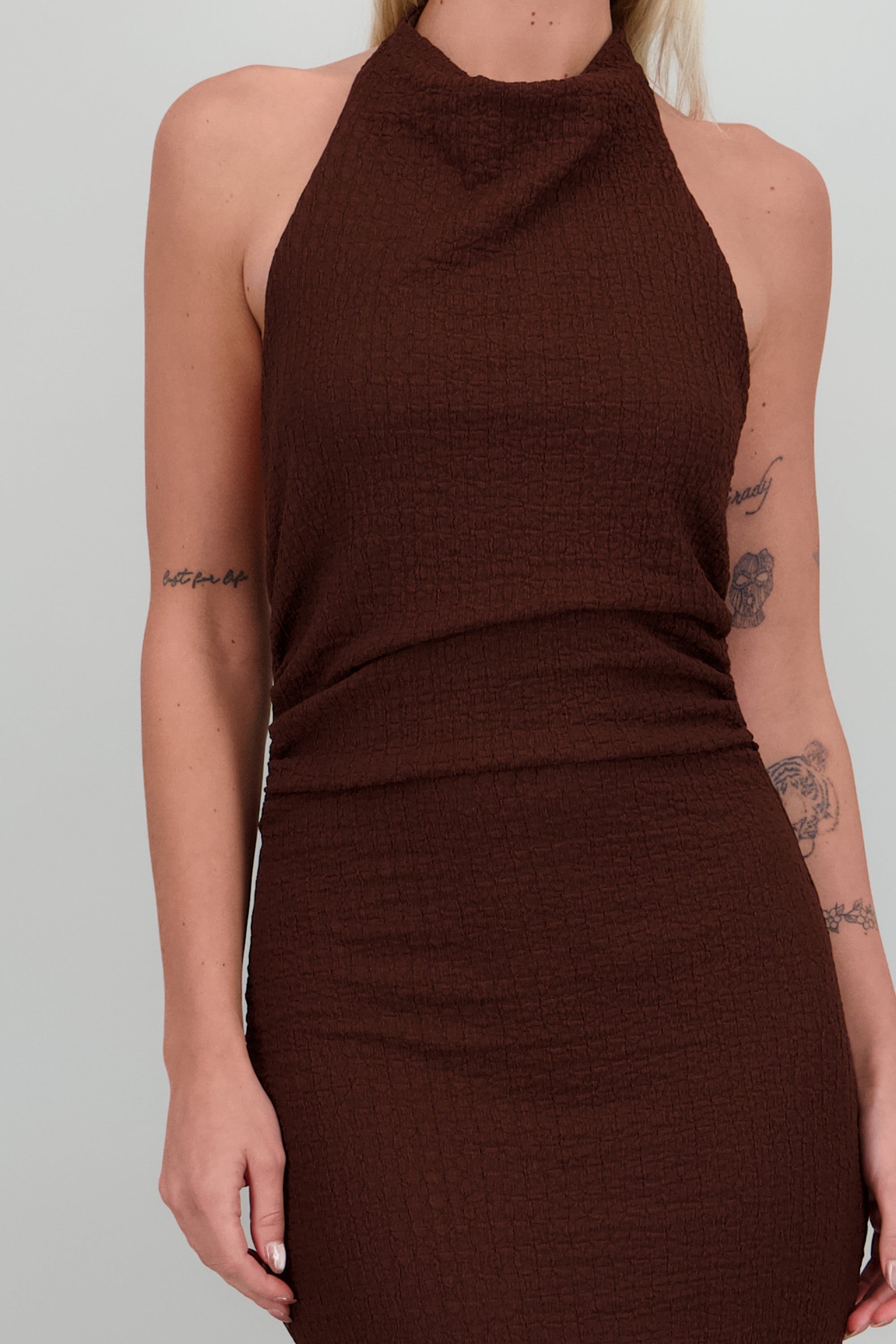 Vestido maxi halter con textura CHOCOLATE