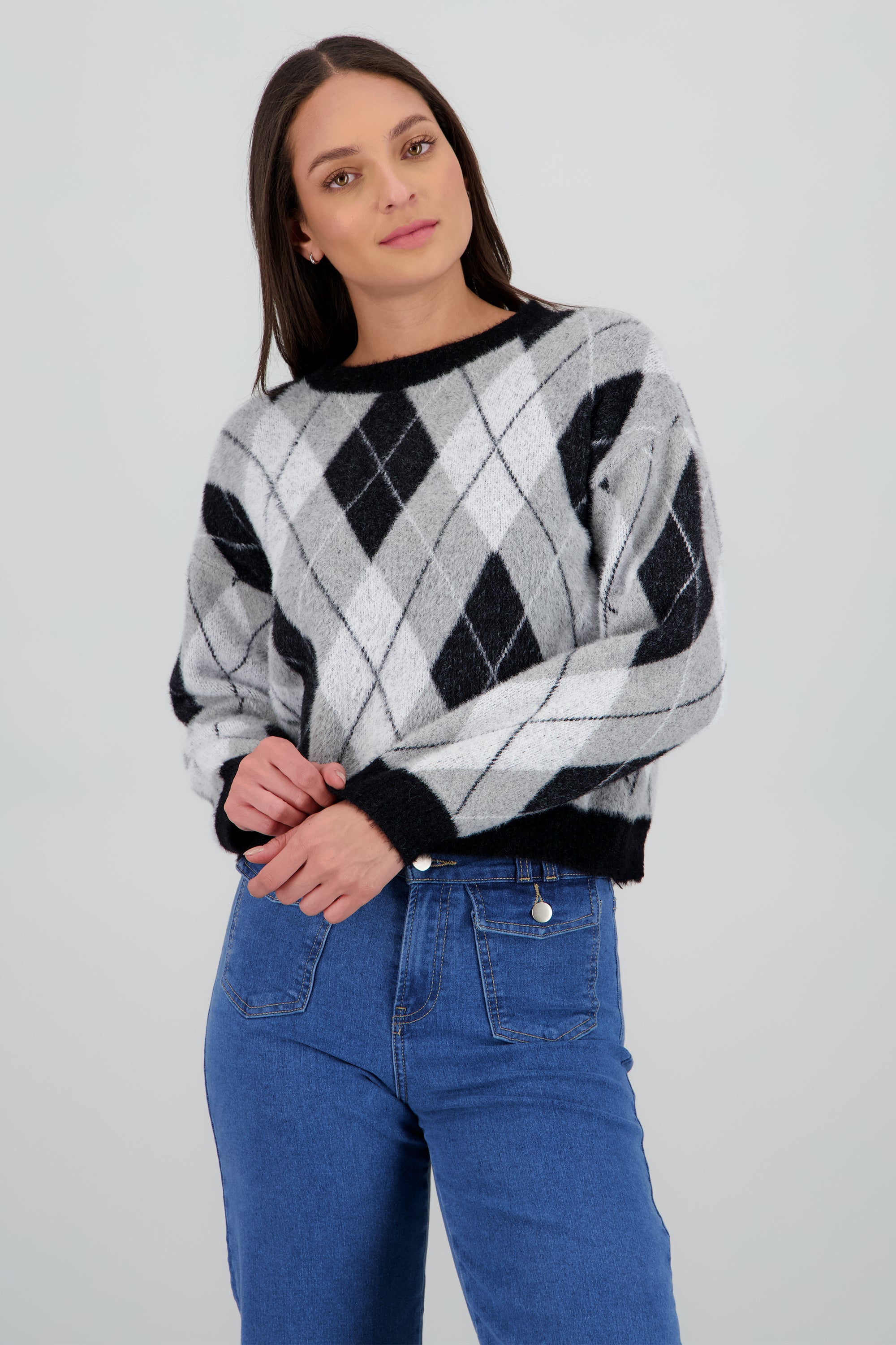 Sueter tacto pelo con estampado de rombos GRIS COMBO