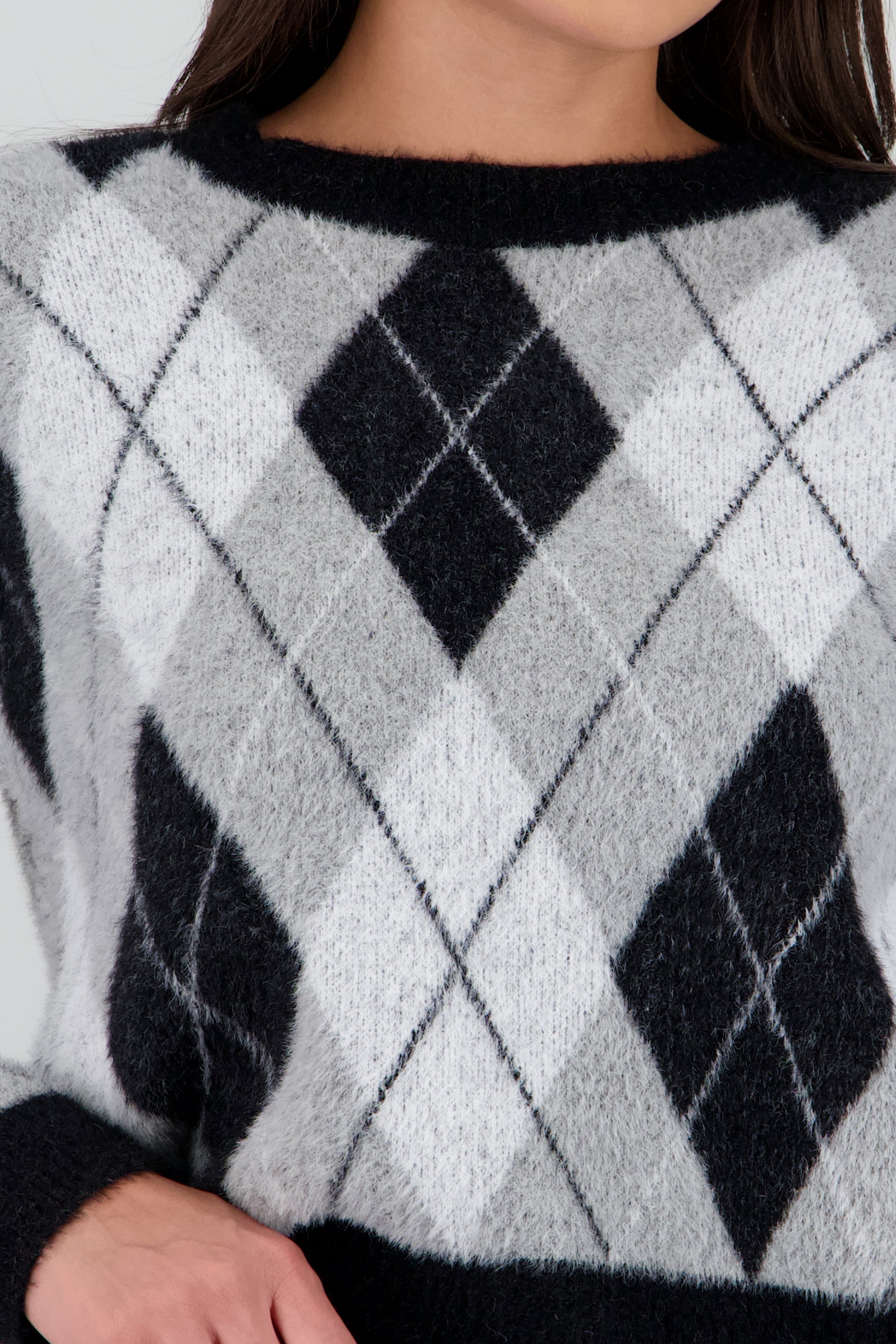 Sueter tacto pelo con estampado de rombos GRIS COMBO