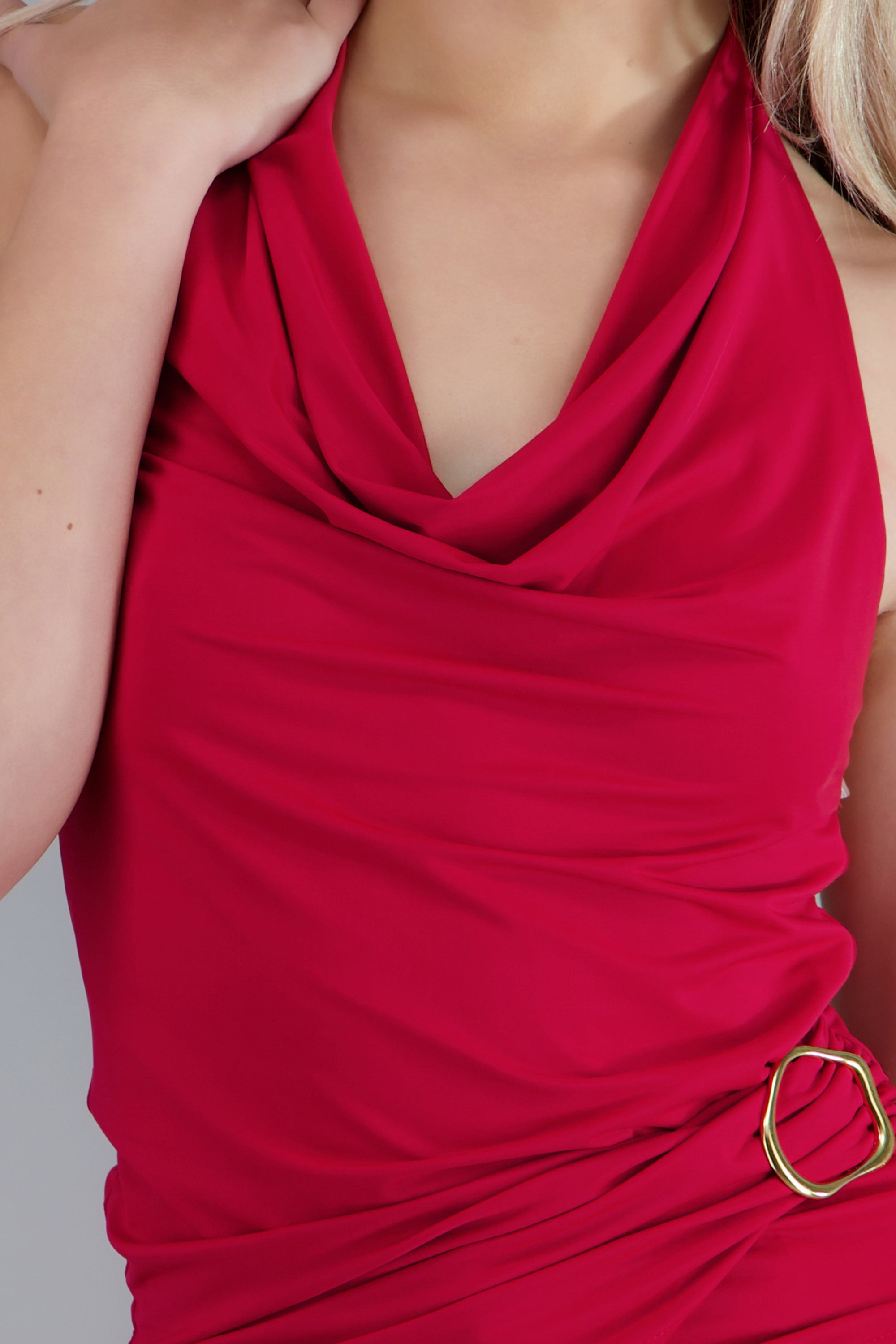 Top halter cuello cascada detalle accesorio ROJO