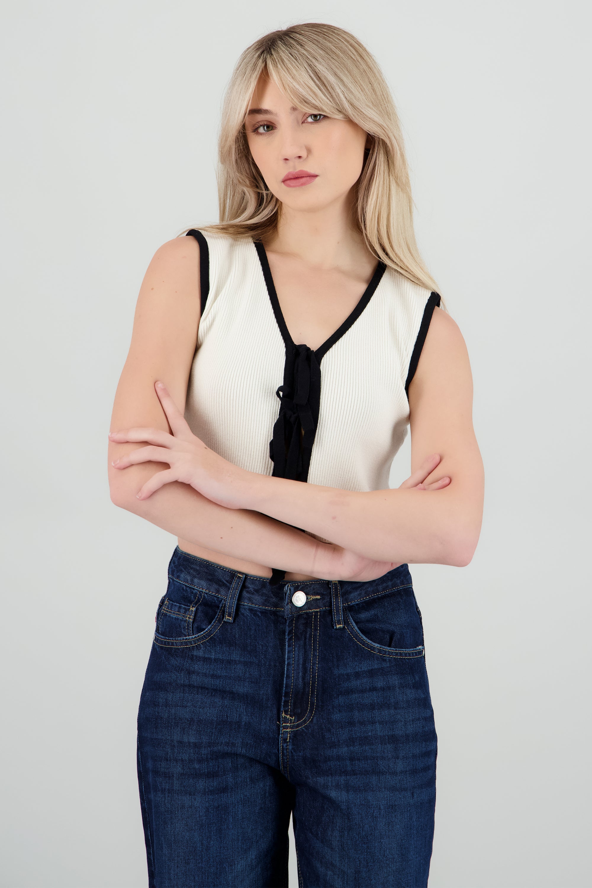 Chaleco contraste detalle moños BLANCO