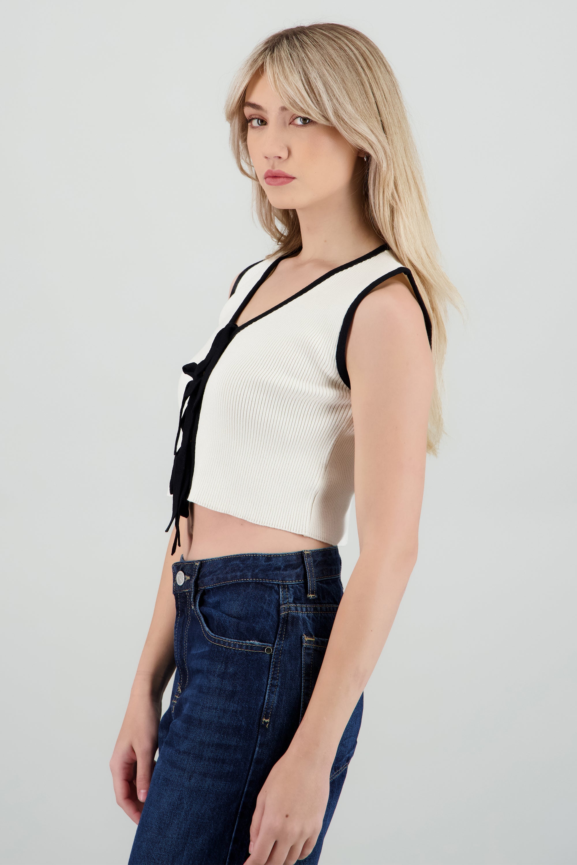 Chaleco contraste detalle moños BLANCO