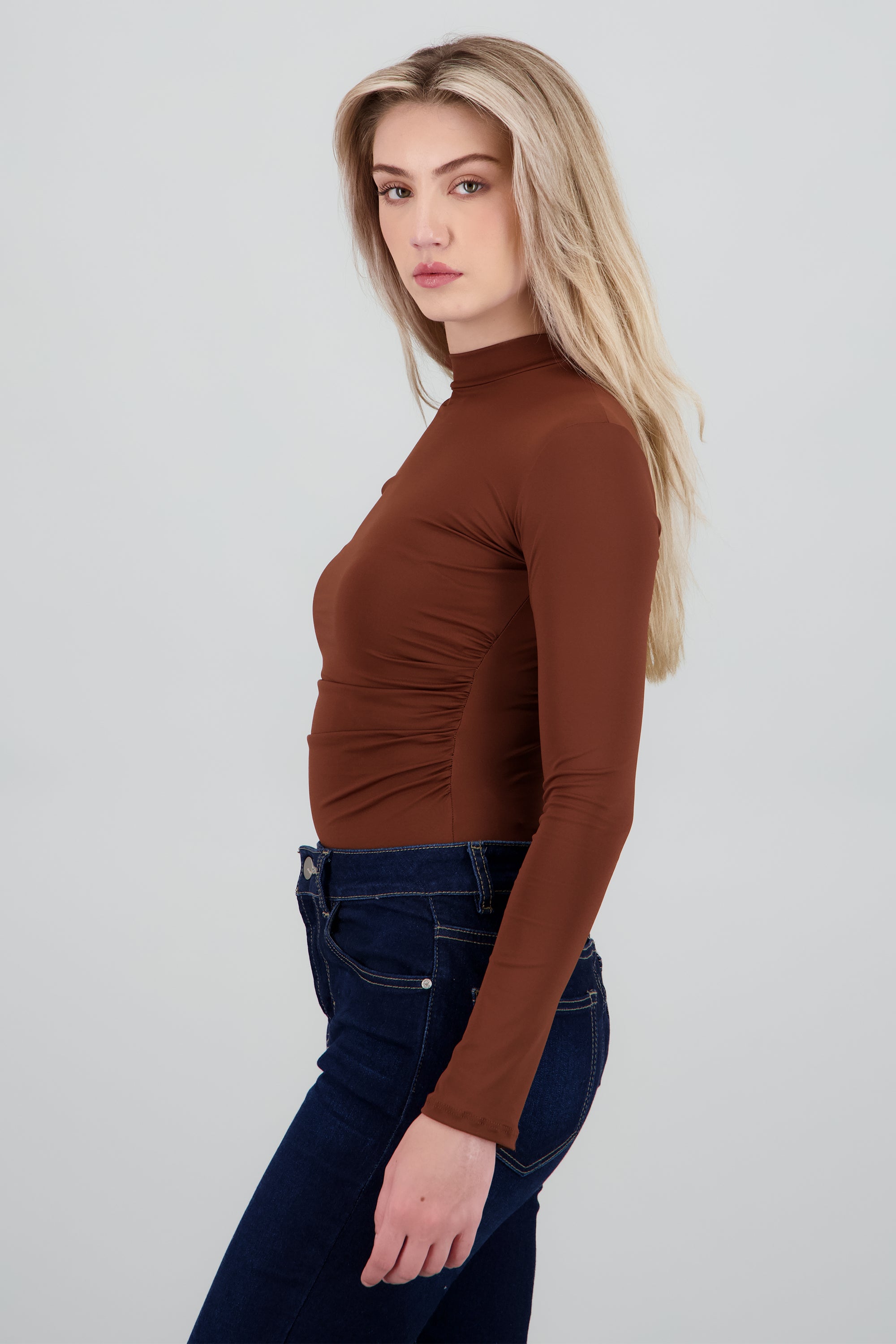 Body cuello alto detalle drapeado CHOCOLATE