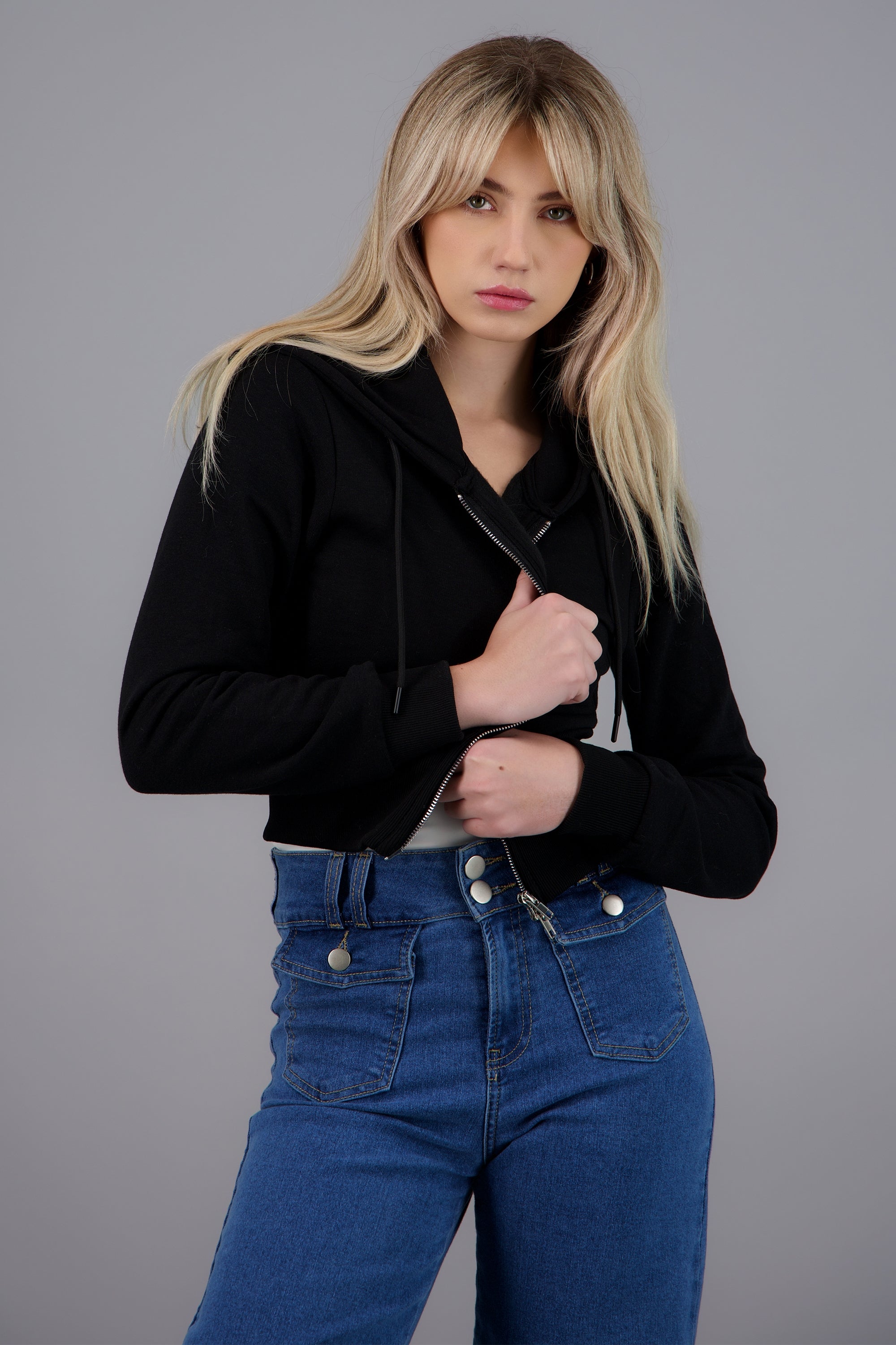 Sudadera crop con capucha cintura ajustada NEGRO