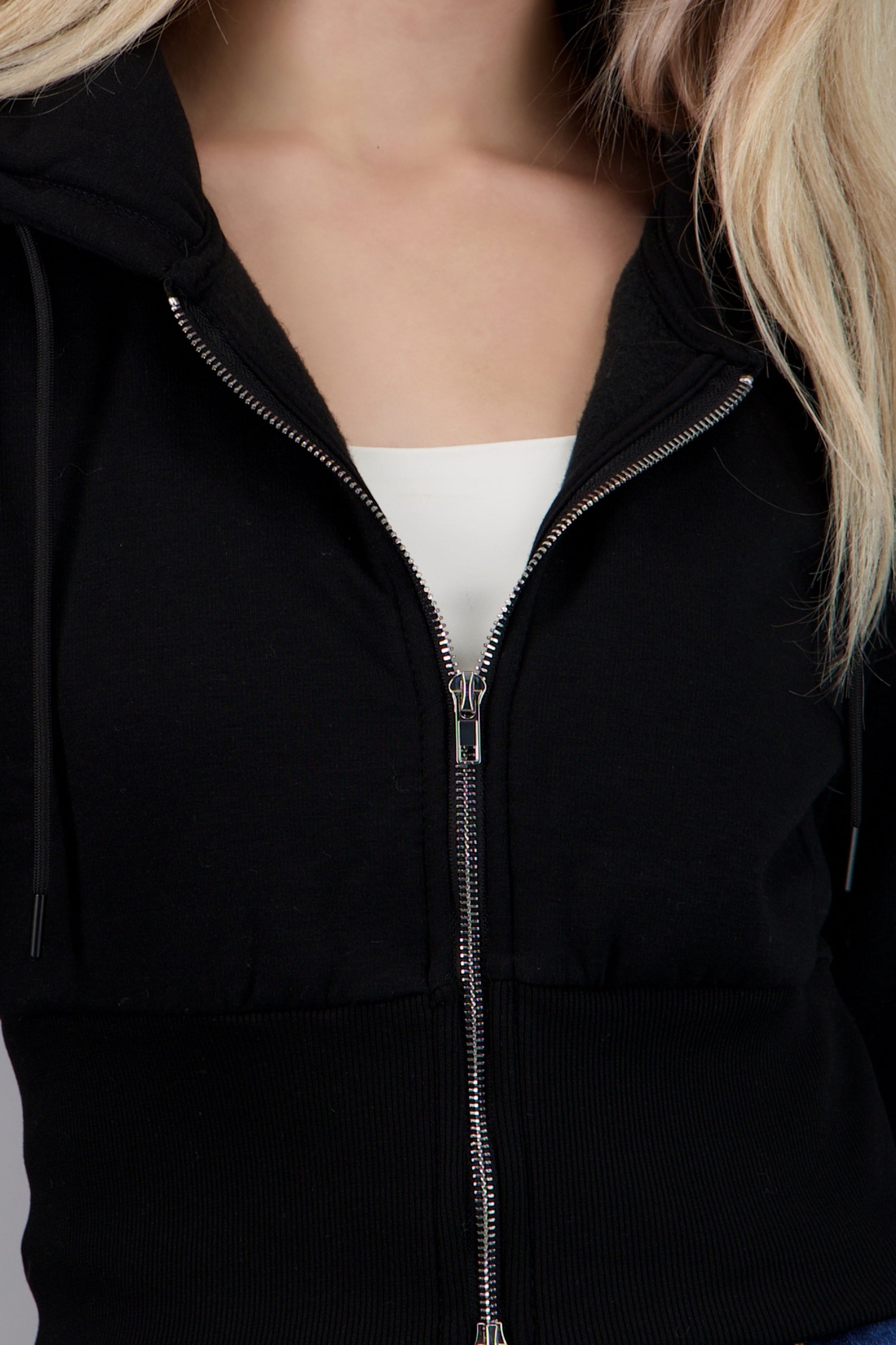 Sudadera crop con capucha cintura ajustada NEGRO