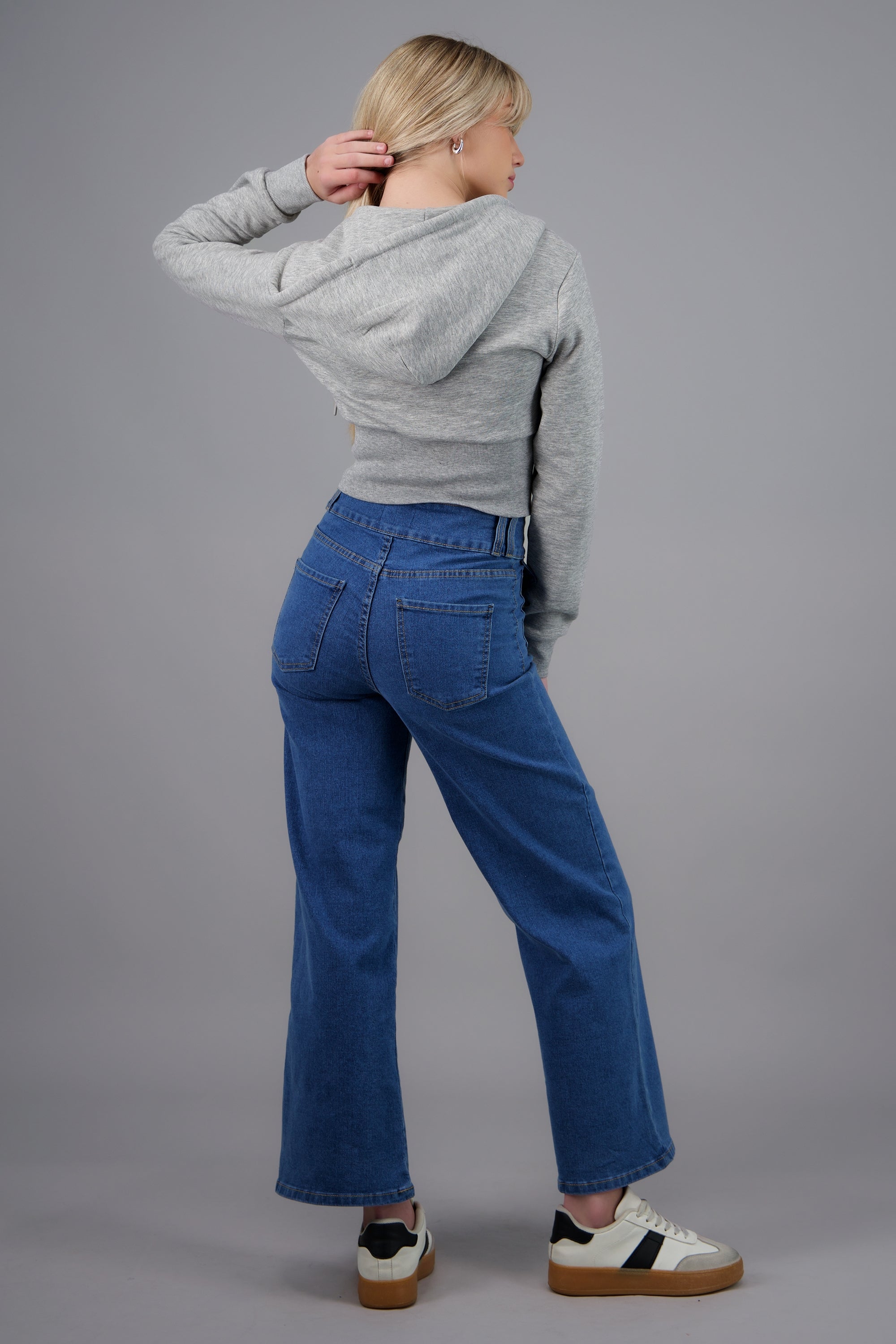 Sudadera crop con capucha cintura ajustada GRIS