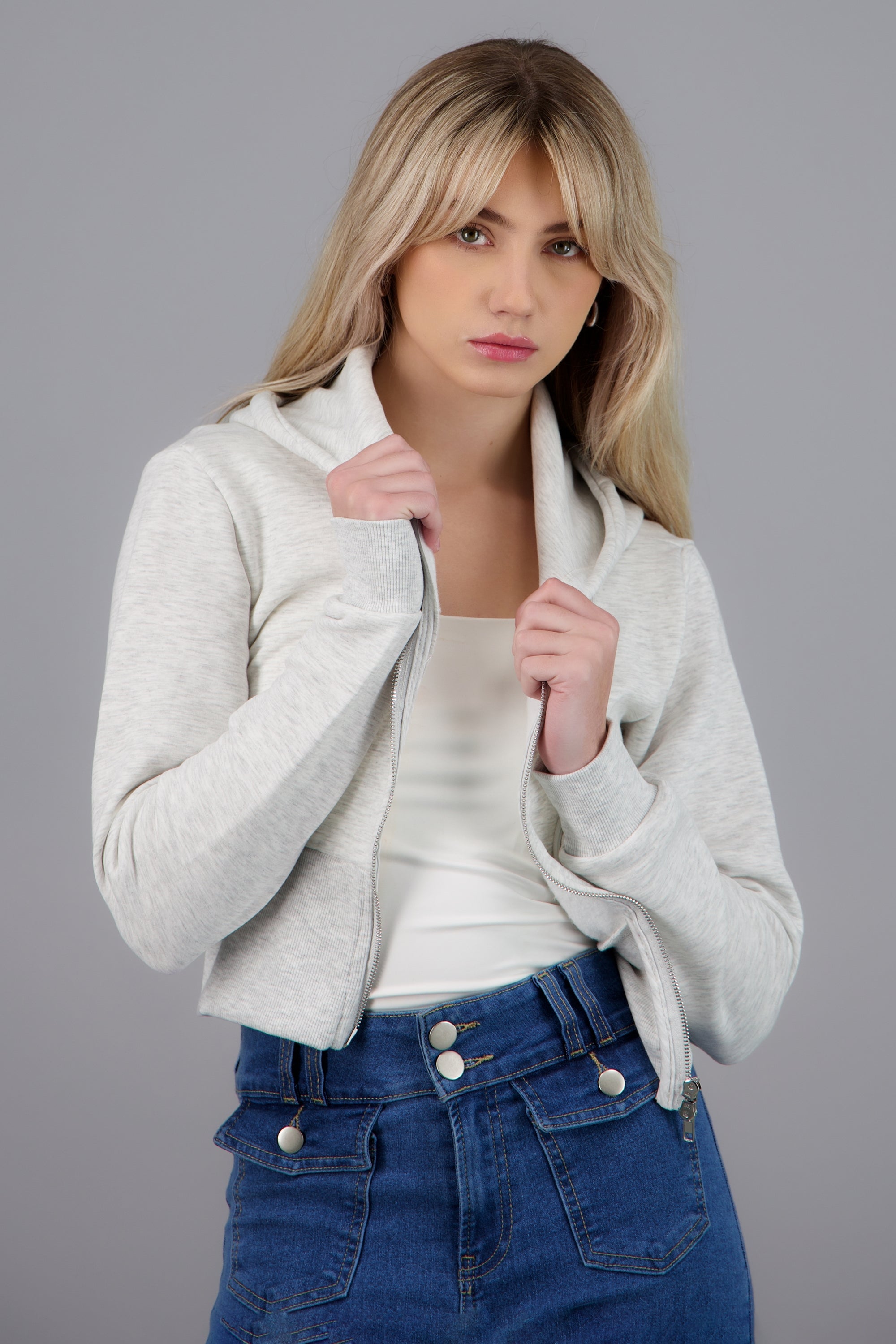 Sudadera crop con capucha cintura ajustada GRIS CLARO
