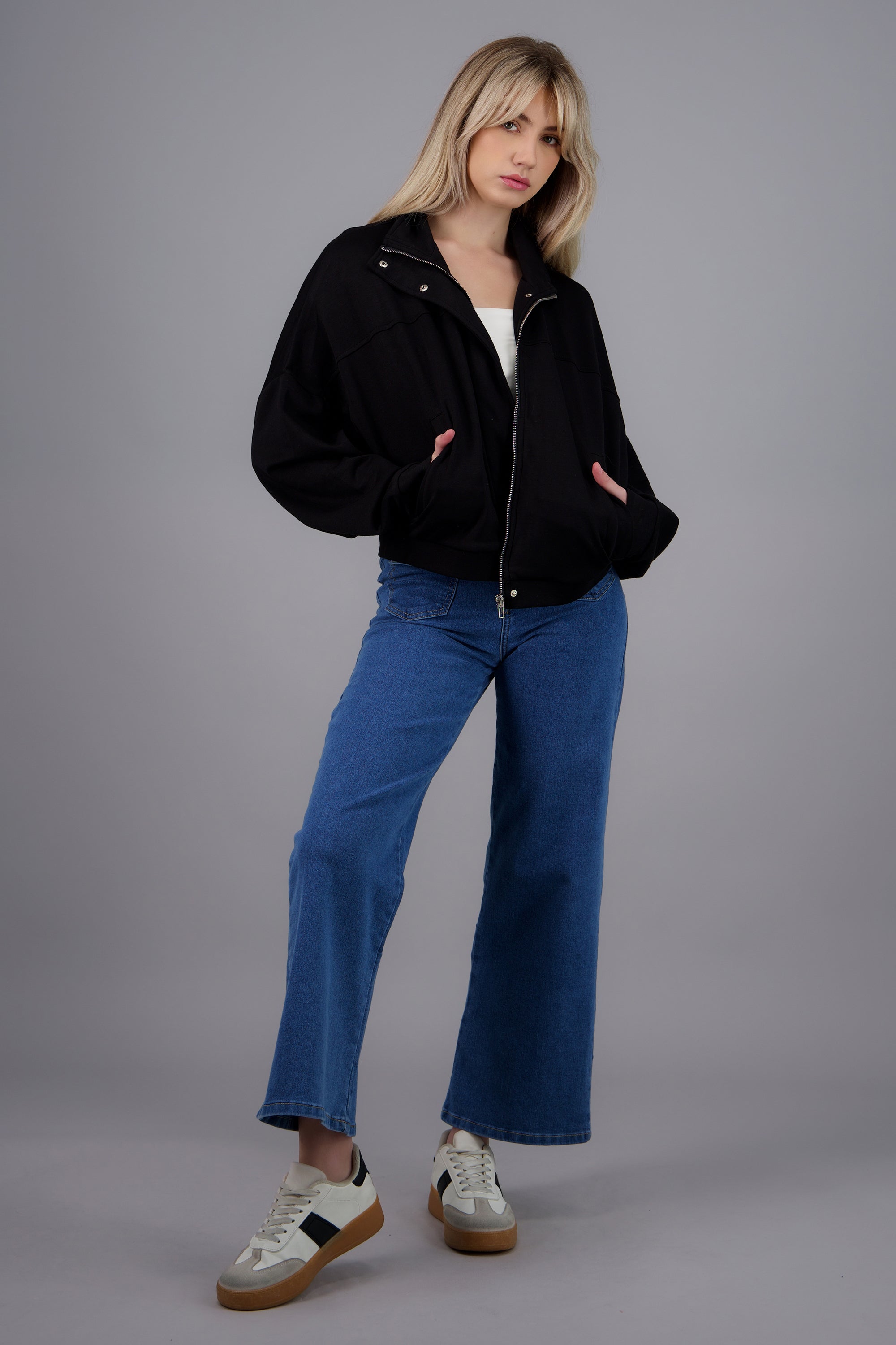 CHAMARRA BOXY CUELLO ALTO NEGRO