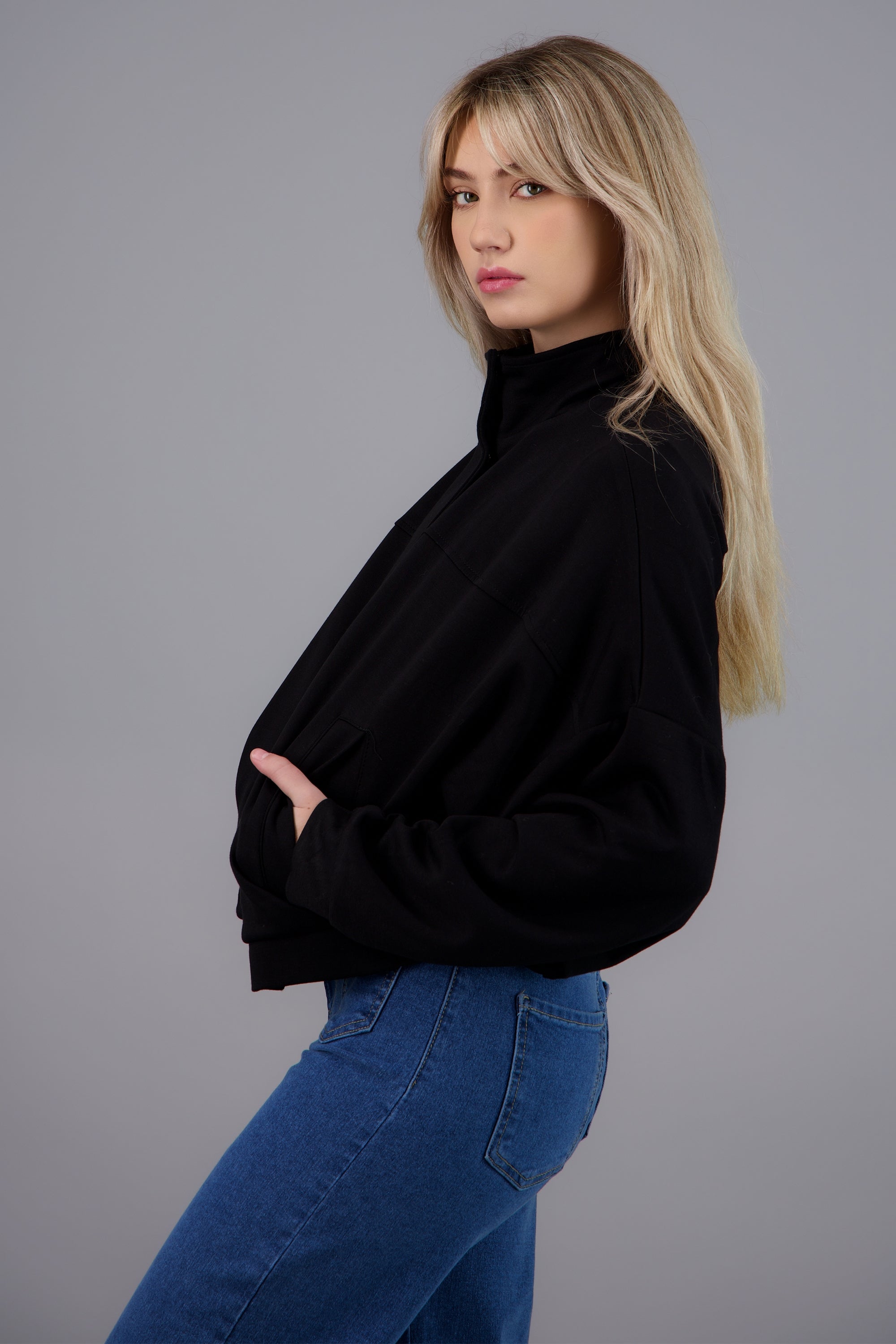 CHAMARRA BOXY CUELLO ALTO NEGRO