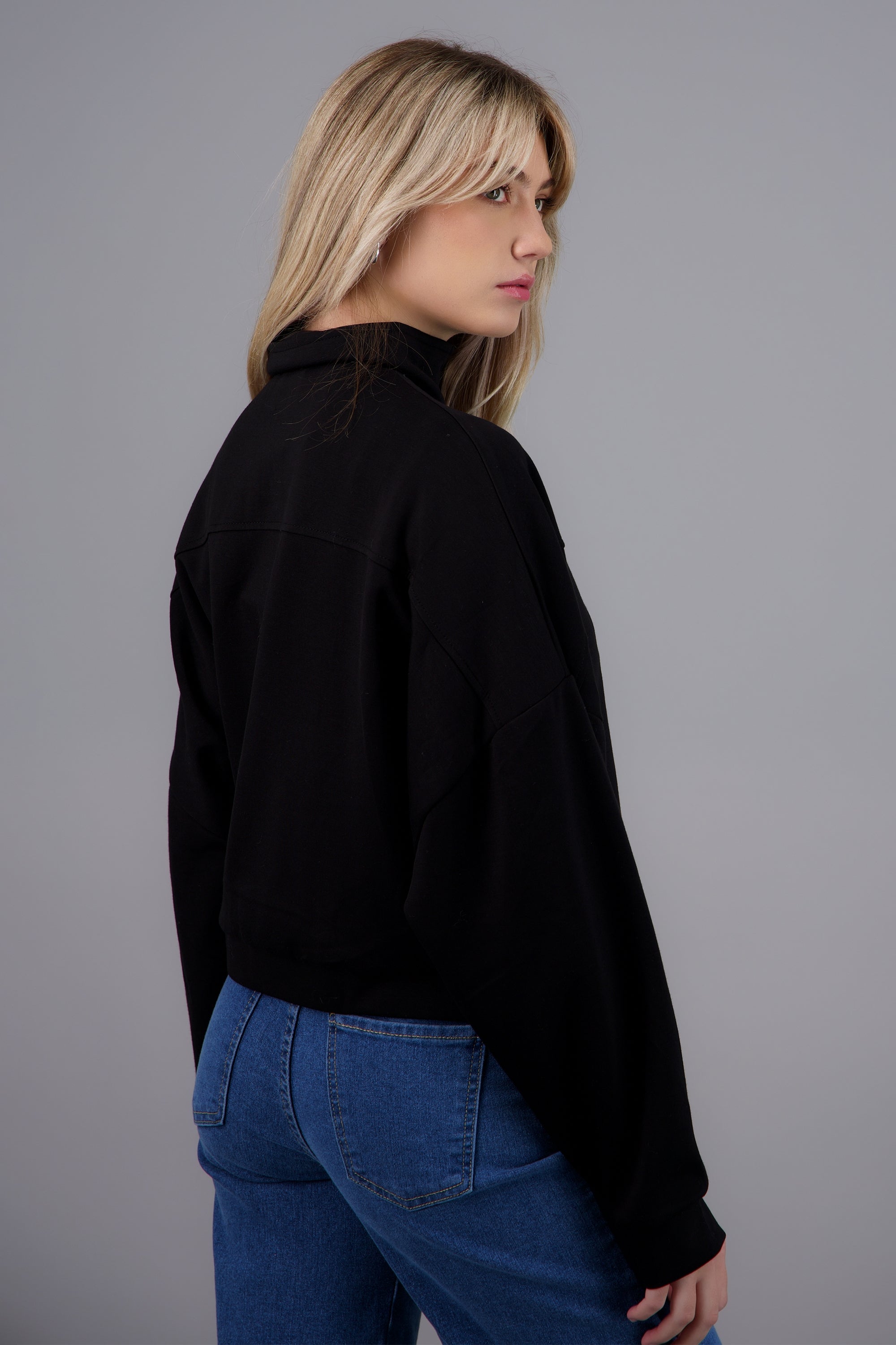 CHAMARRA BOXY CUELLO ALTO NEGRO