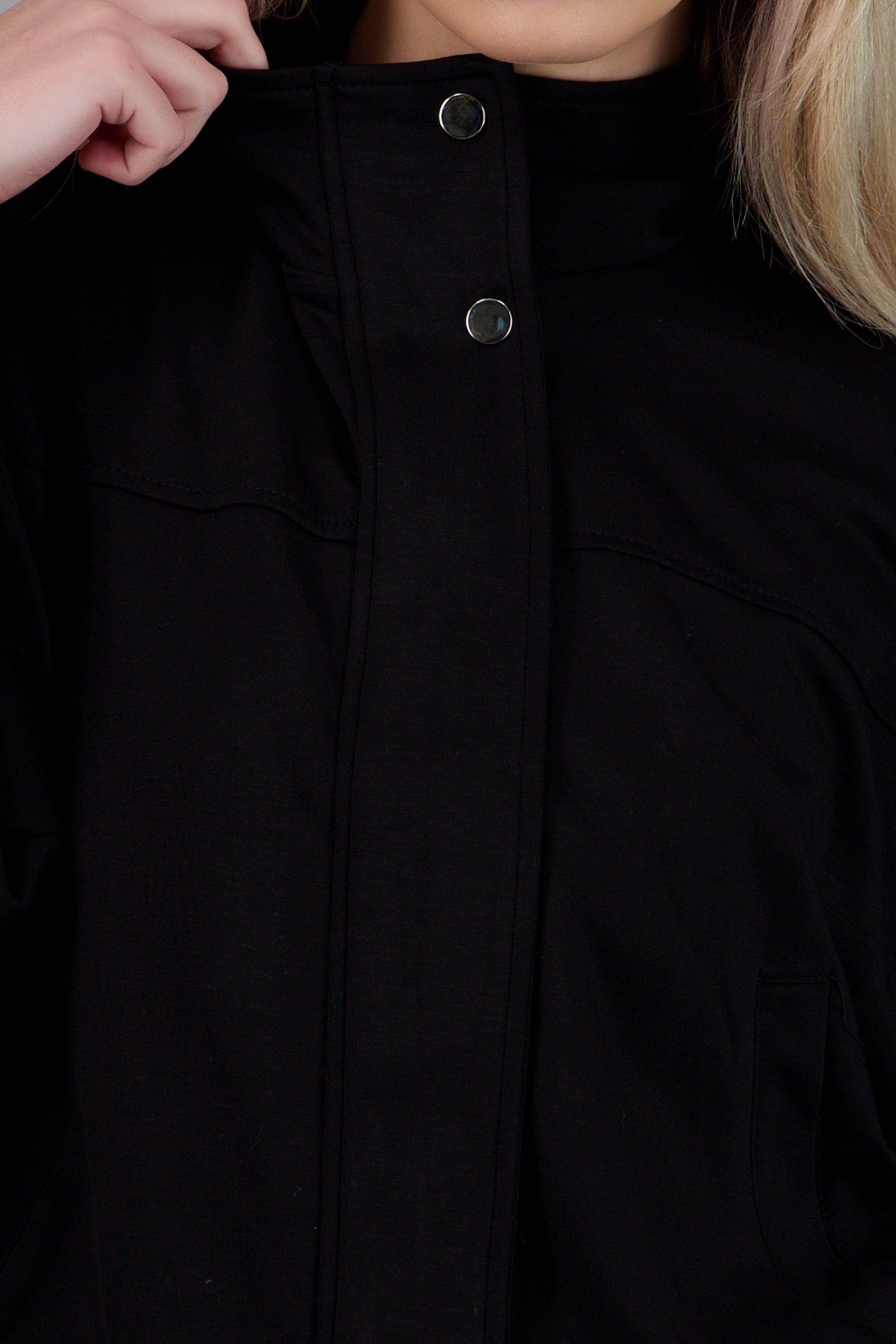 CHAMARRA BOXY CUELLO ALTO NEGRO