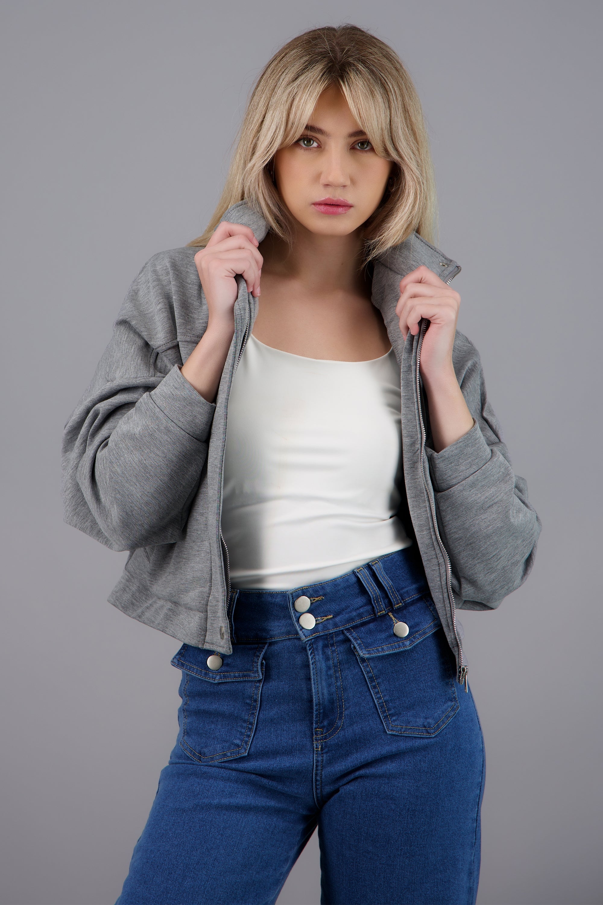 CHAMARRA BOXY CUELLO ALTO GRIS