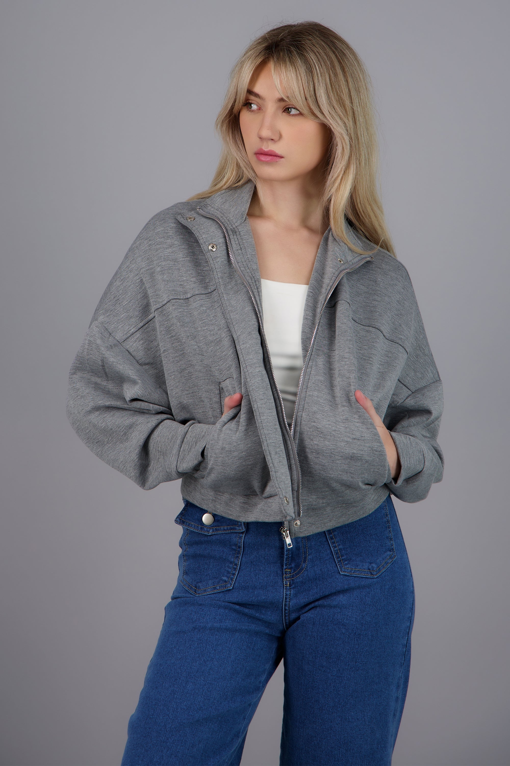 CHAMARRA BOXY CUELLO ALTO GRIS