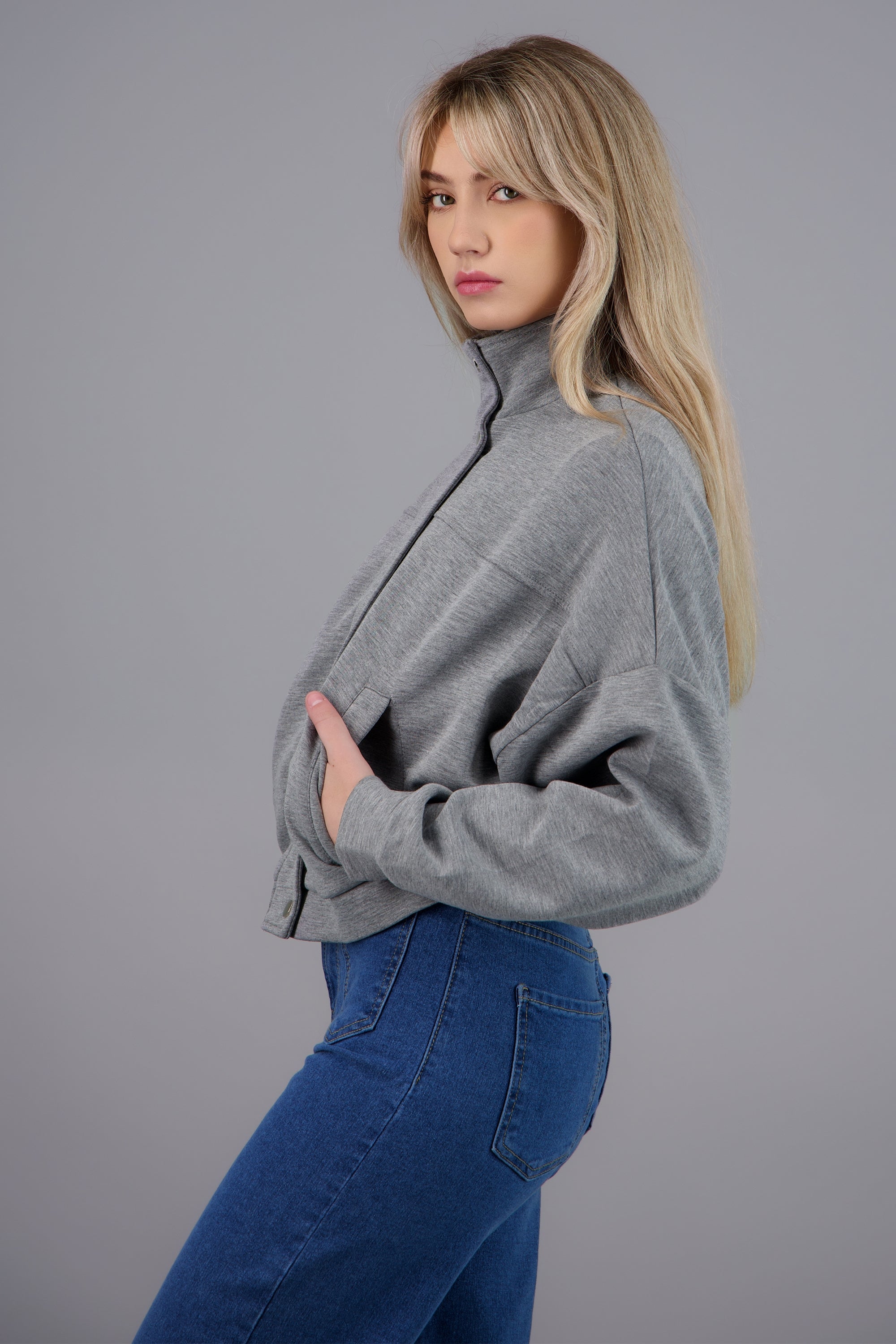 CHAMARRA BOXY CUELLO ALTO GRIS