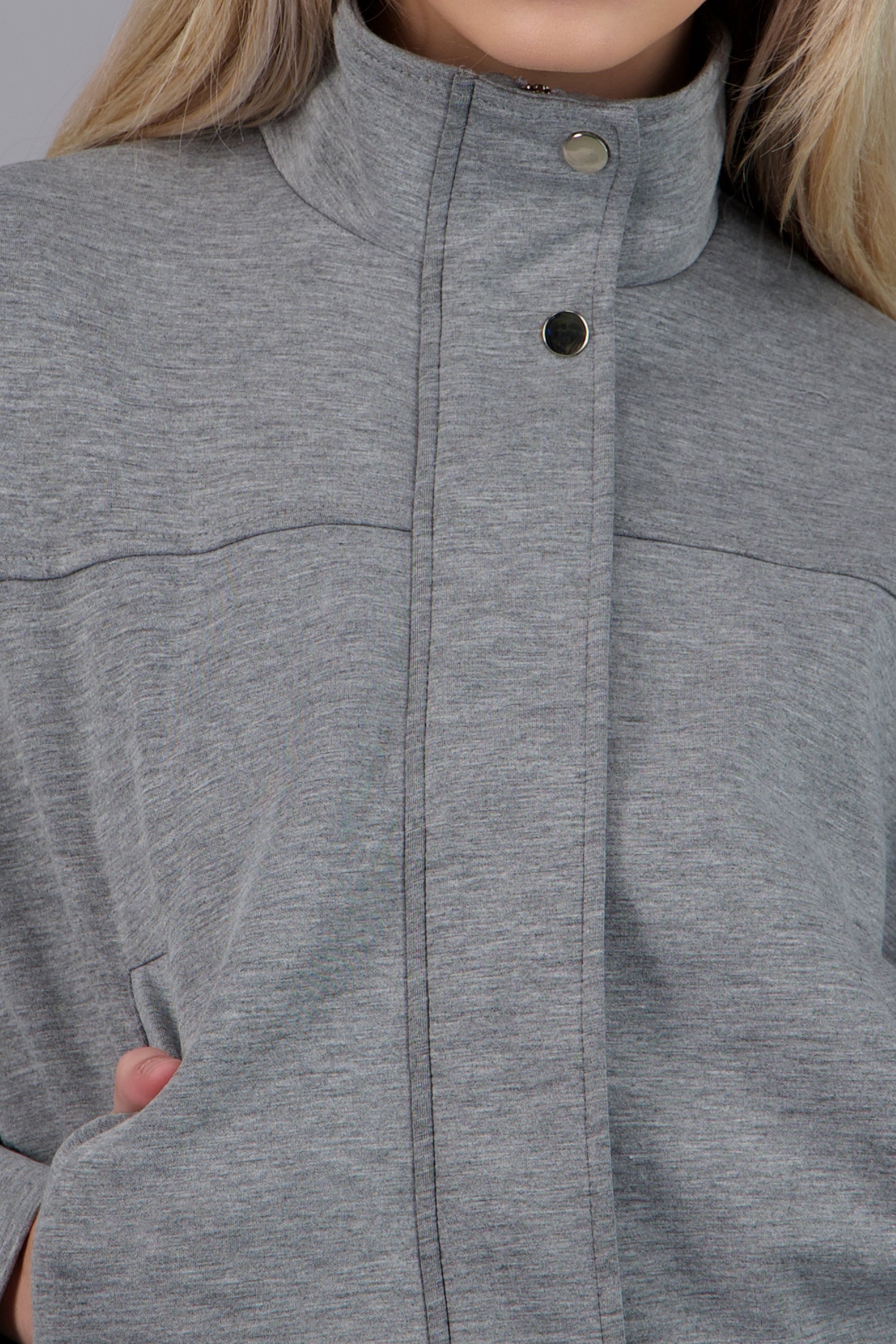 CHAMARRA BOXY CUELLO ALTO GRIS