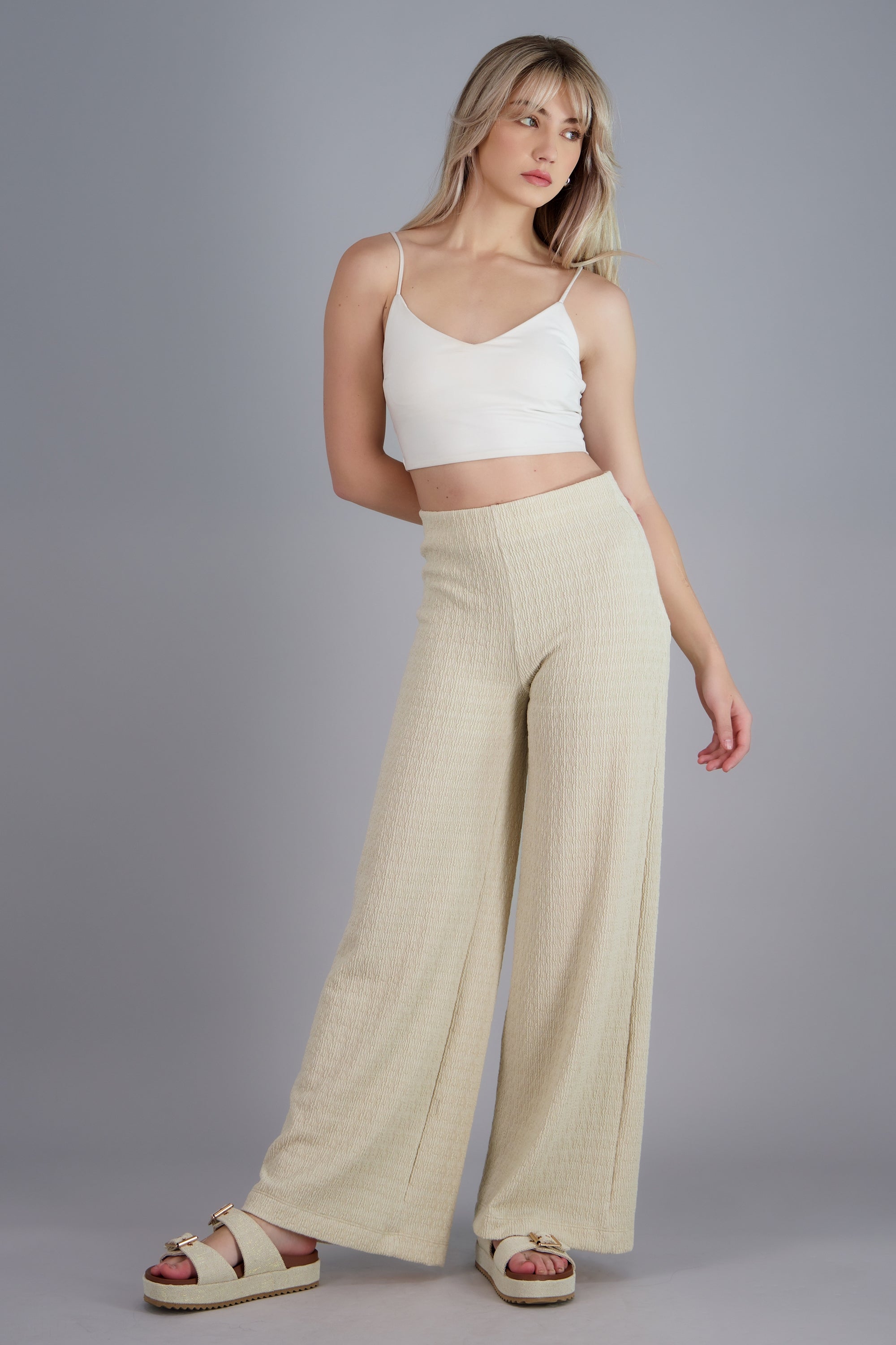 Pantalon recto detalle textura CREMA