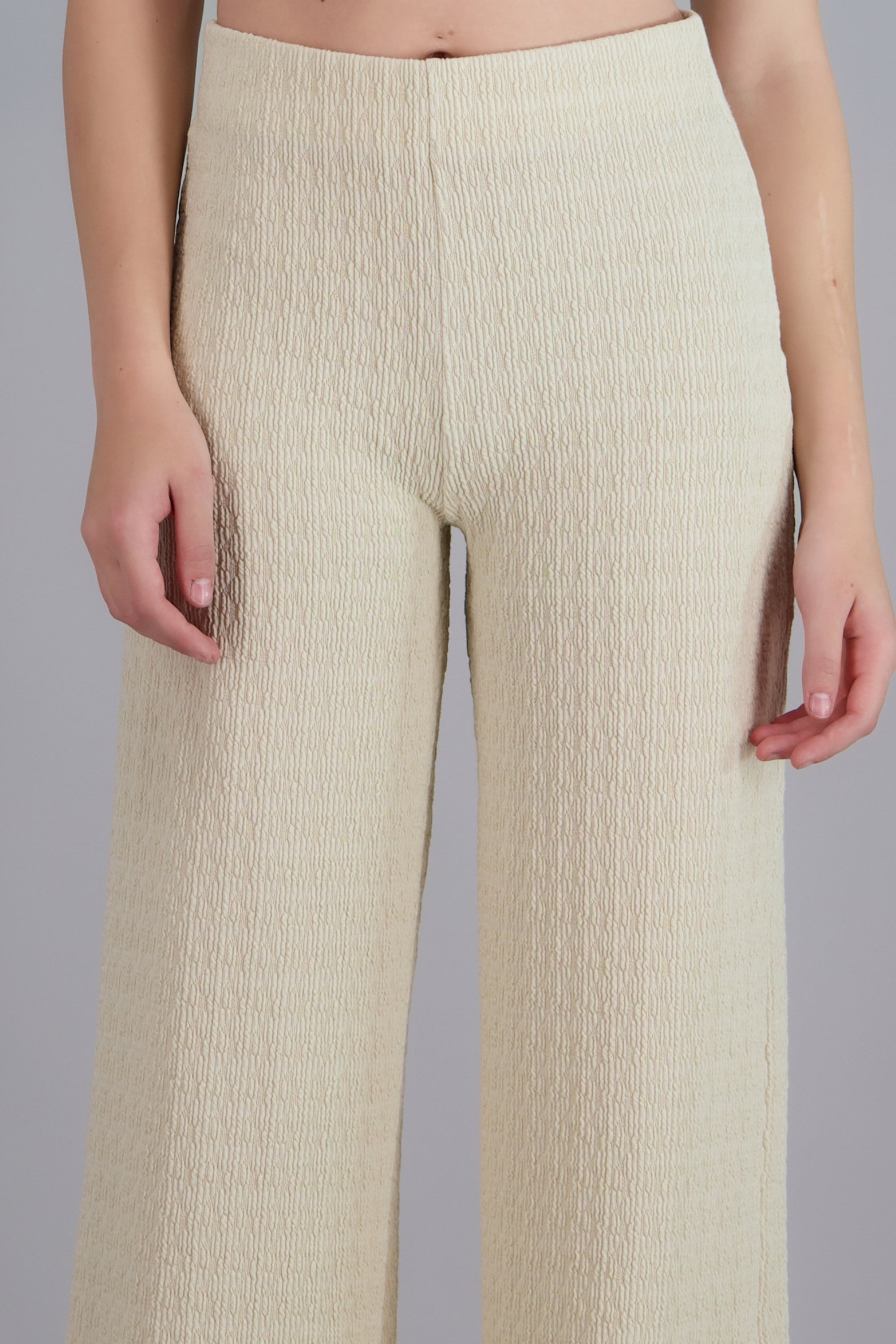 Pantalon recto detalle textura CREMA