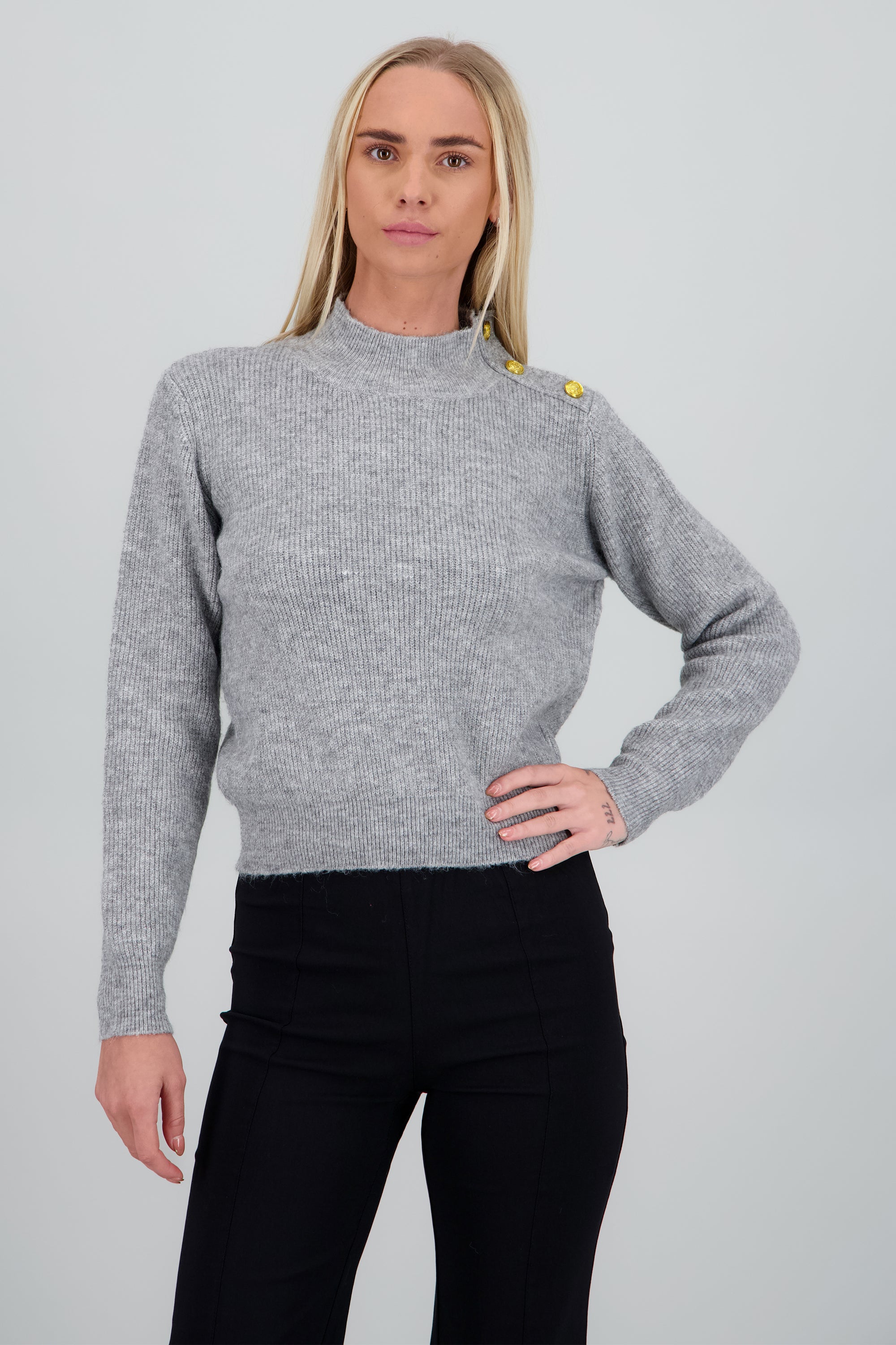 sueter cuello medio detalle botones GRIS CLARO