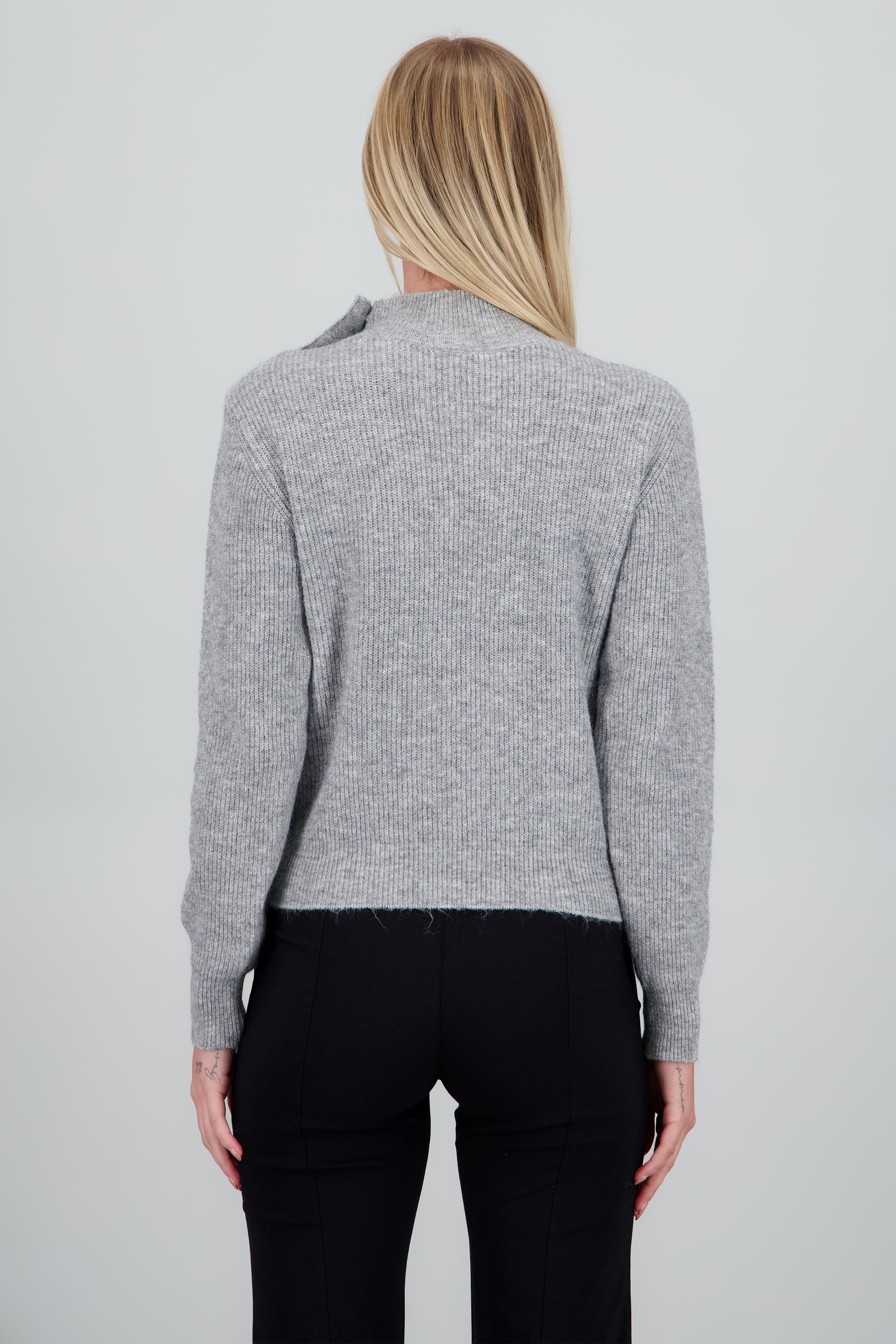 sueter cuello medio detalle botones GRIS CLARO